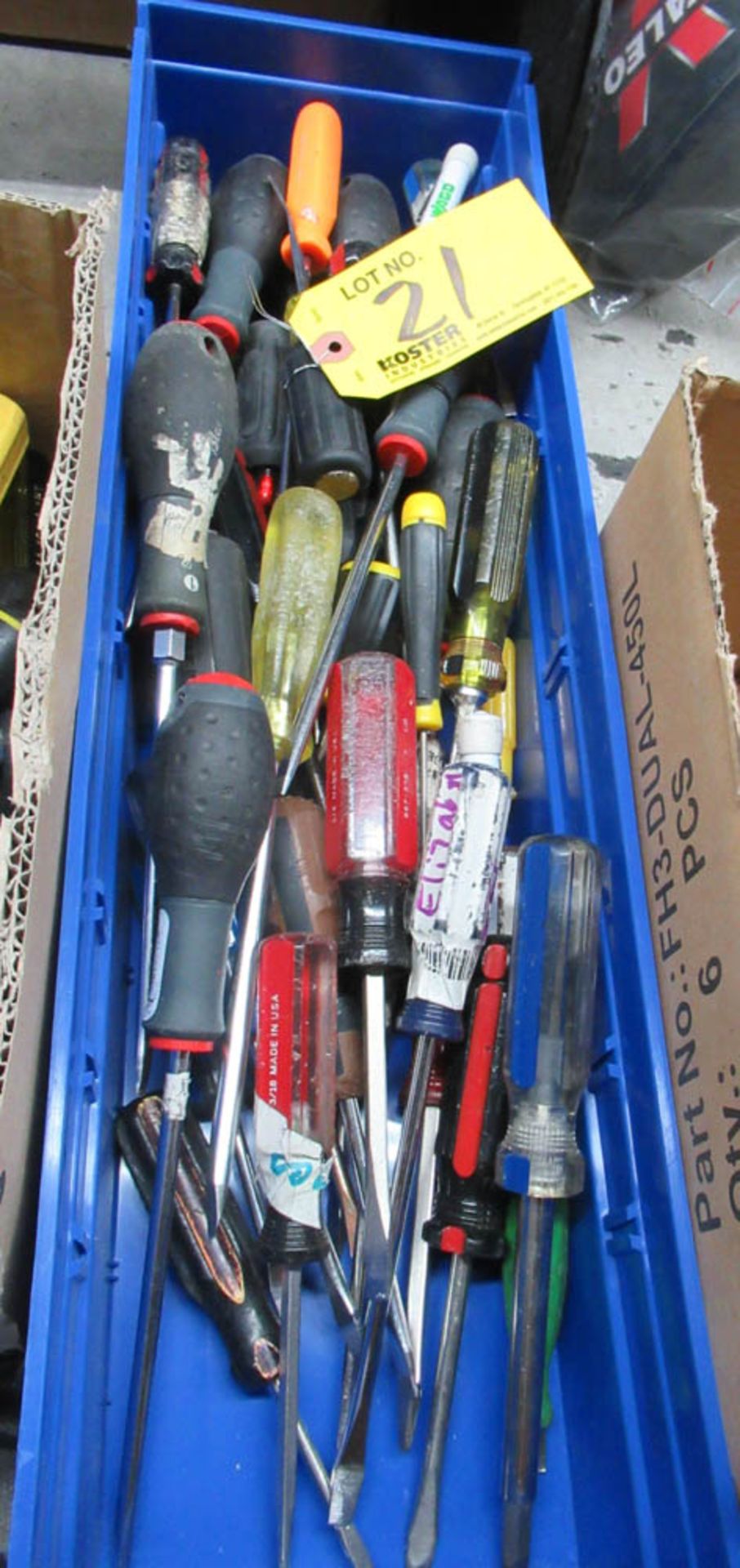 ASSORTED FLAT HEAD SCREWDRIVERS