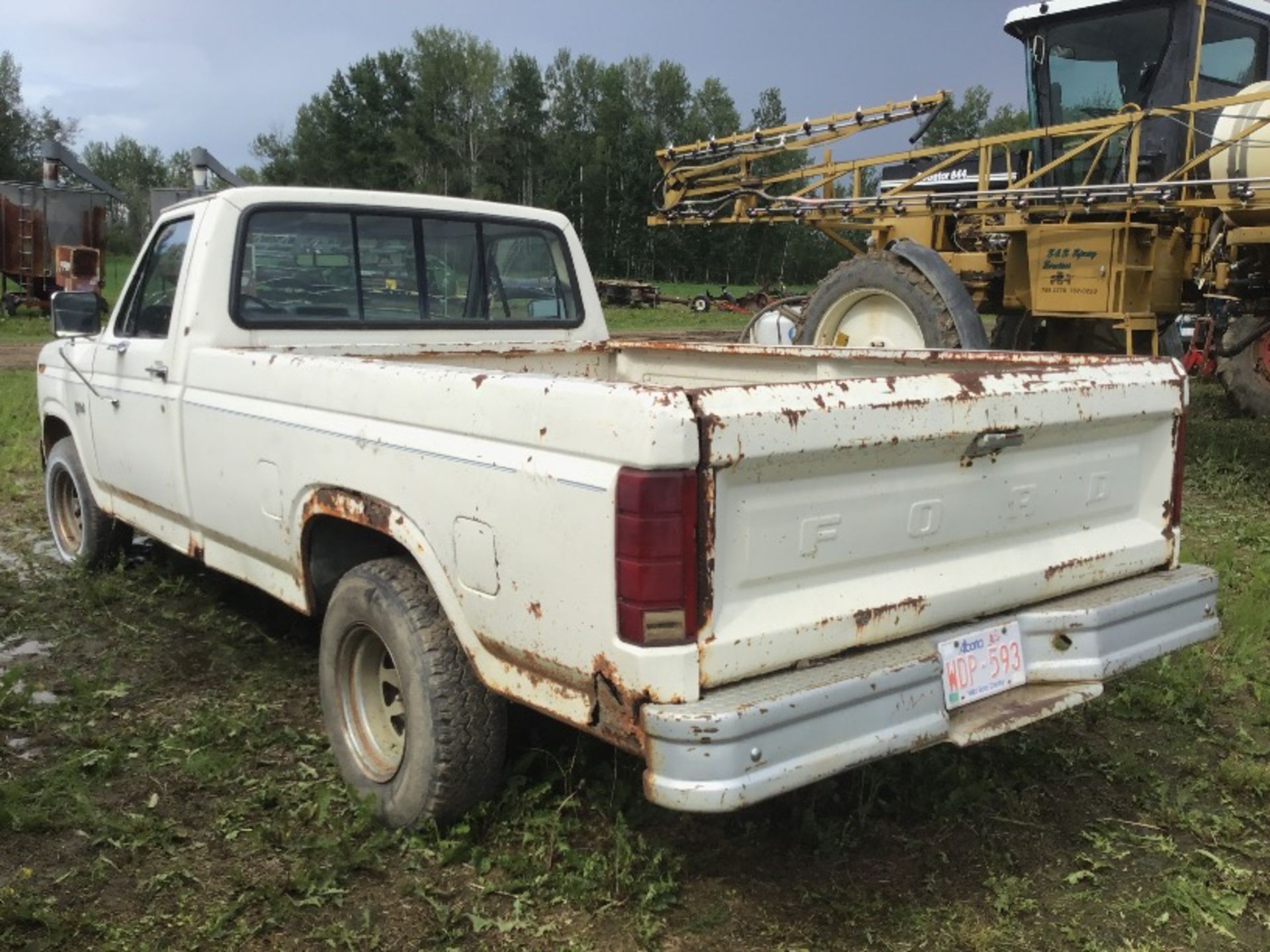 1985 Ford F150 2wd Pickup VIN 2FTEF15Y1FCA56409 6cyl Eng, A/T, 362162km VIN 2FTEF15Y1FCA56409 6cyl - Image 4 of 5