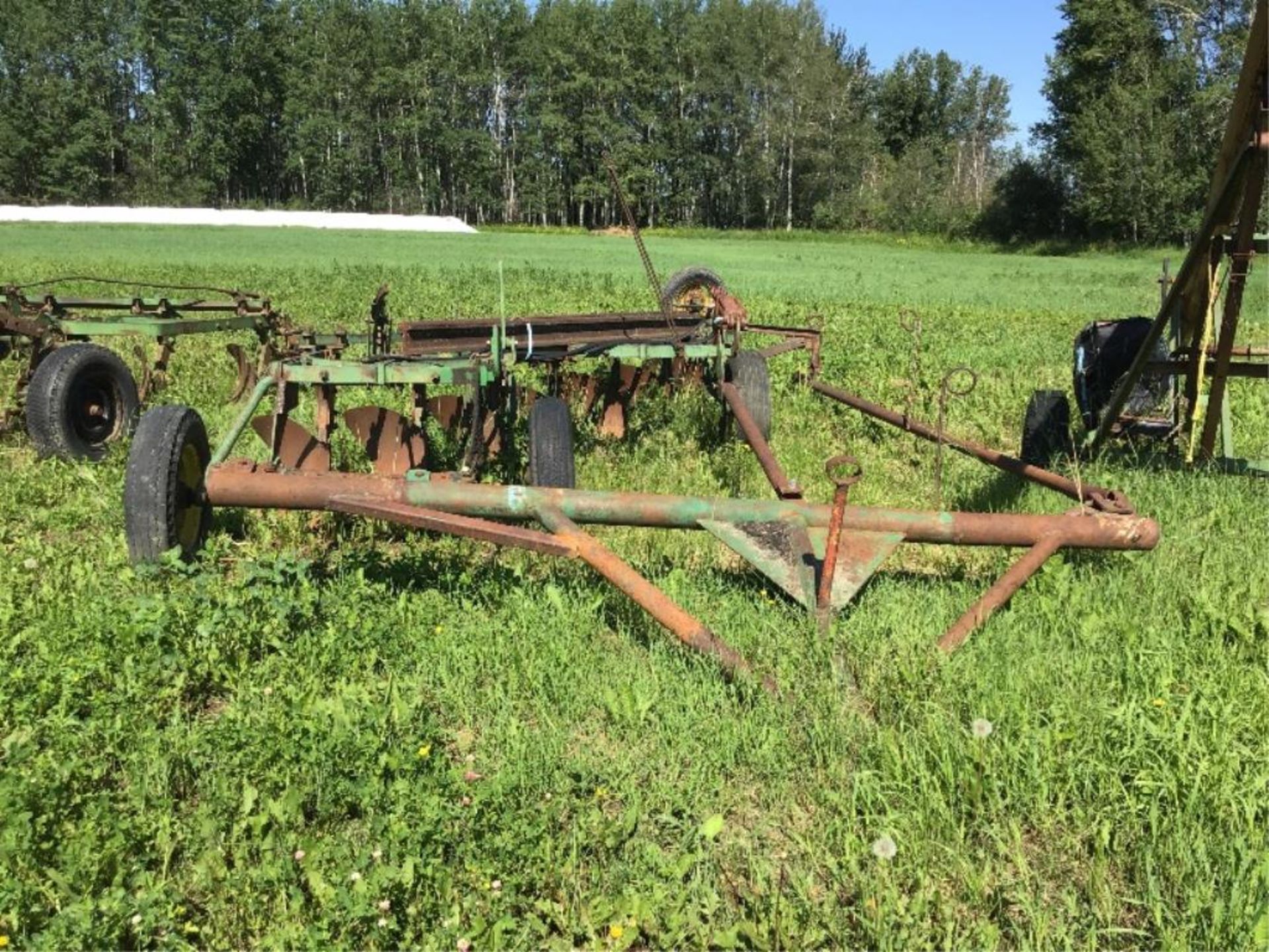 7-Bottom John Deere Plow w/Hyd Cylinder