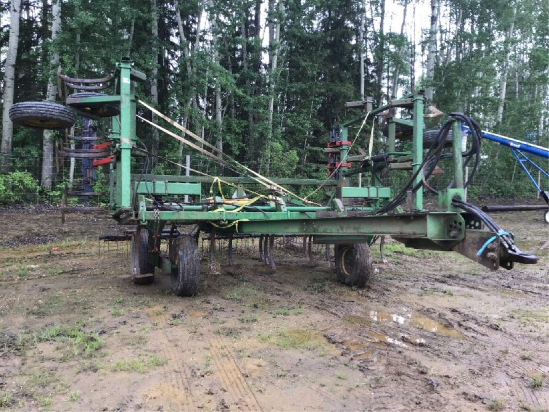 John Deere 655 28ft Deep Tillage Cultivator 12in Spacing, 16in Shovels, Mounted Morris Harrows, Rear - Image 2 of 2