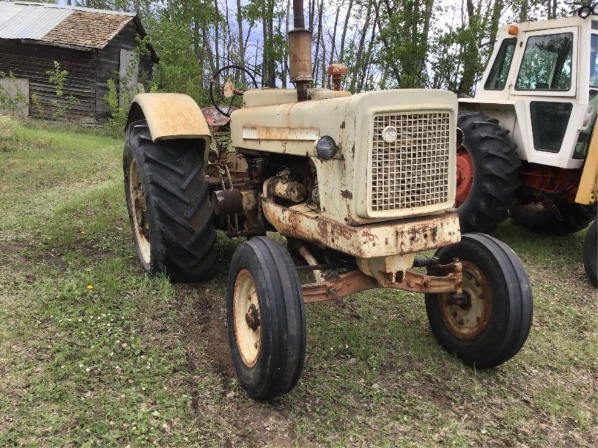 Cockshutt 570 2wd Diesel Tractor Wheel Weights, 540PTO, 18.4-34rr. Tractor Runs. Has Antifreeze