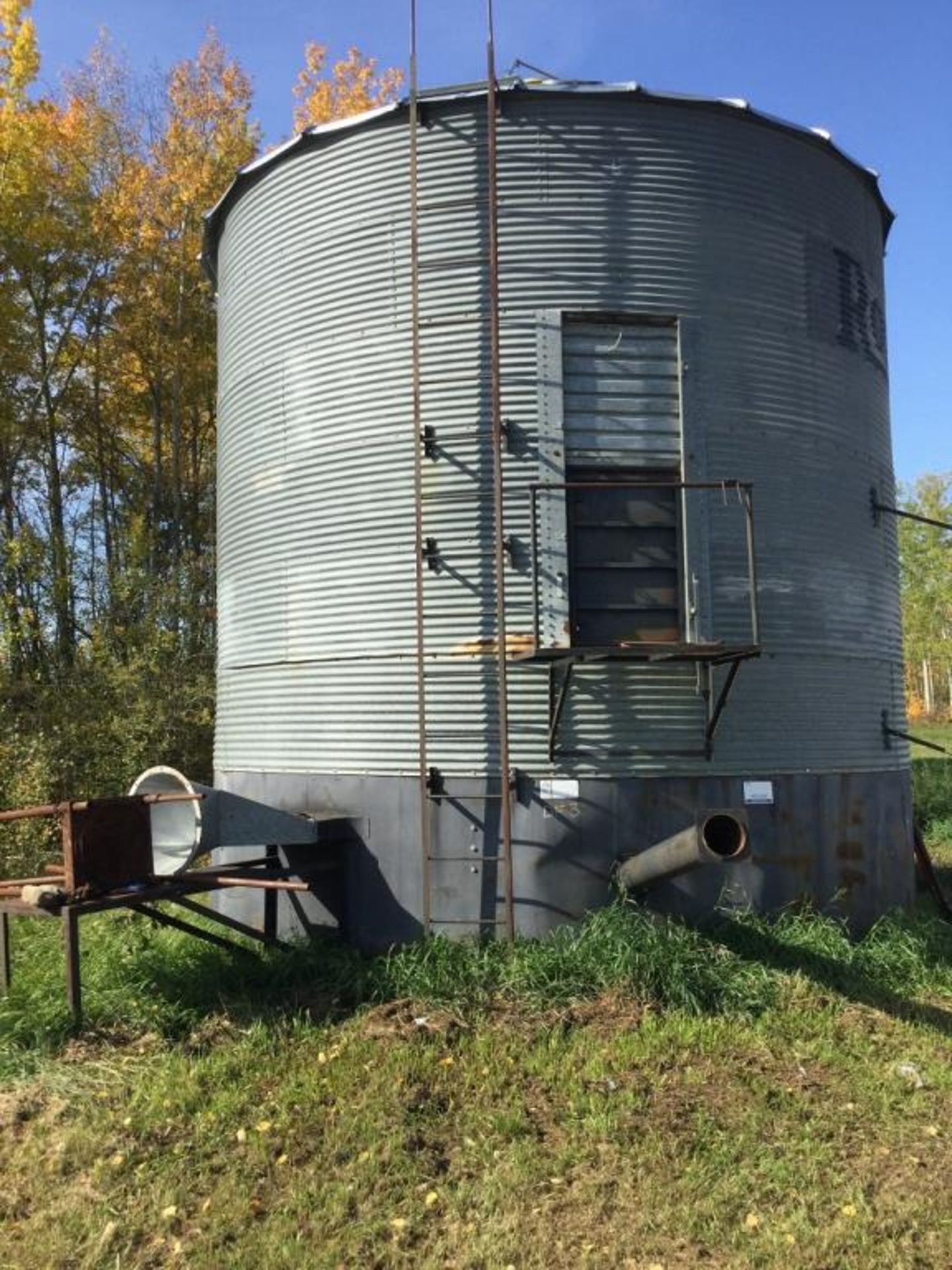 5000bu Rosco 19ft Grain Bin c/w Aeration, Ladder, Steel Floor & 110V Bin Sweep. To be sold Off-Site.