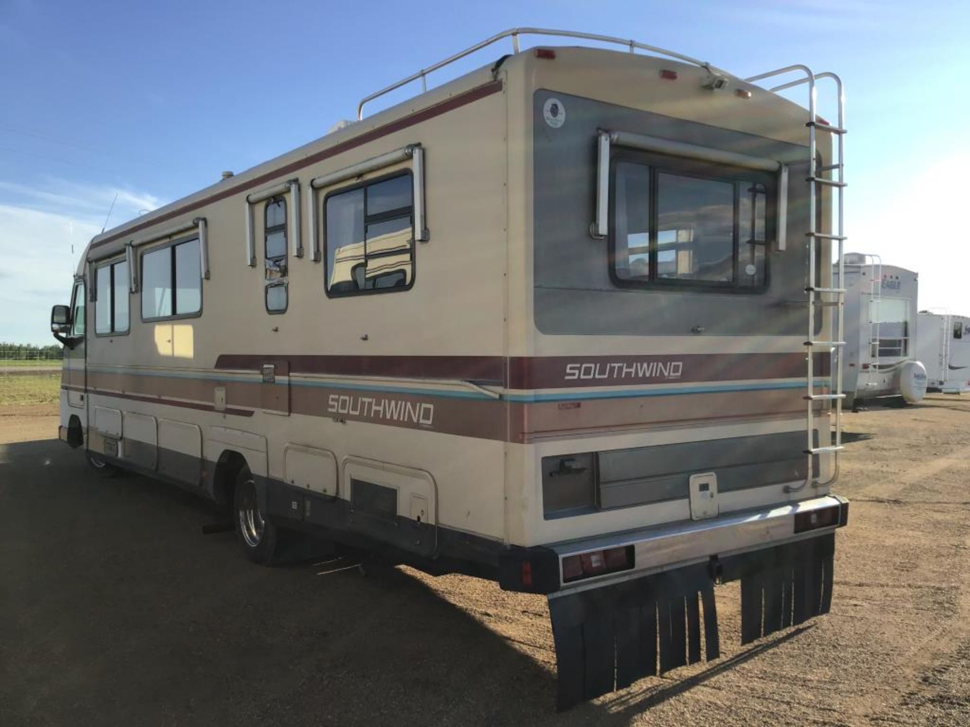 1990 Southwind Chevy 36ft Motorhome - Image 4 of 16