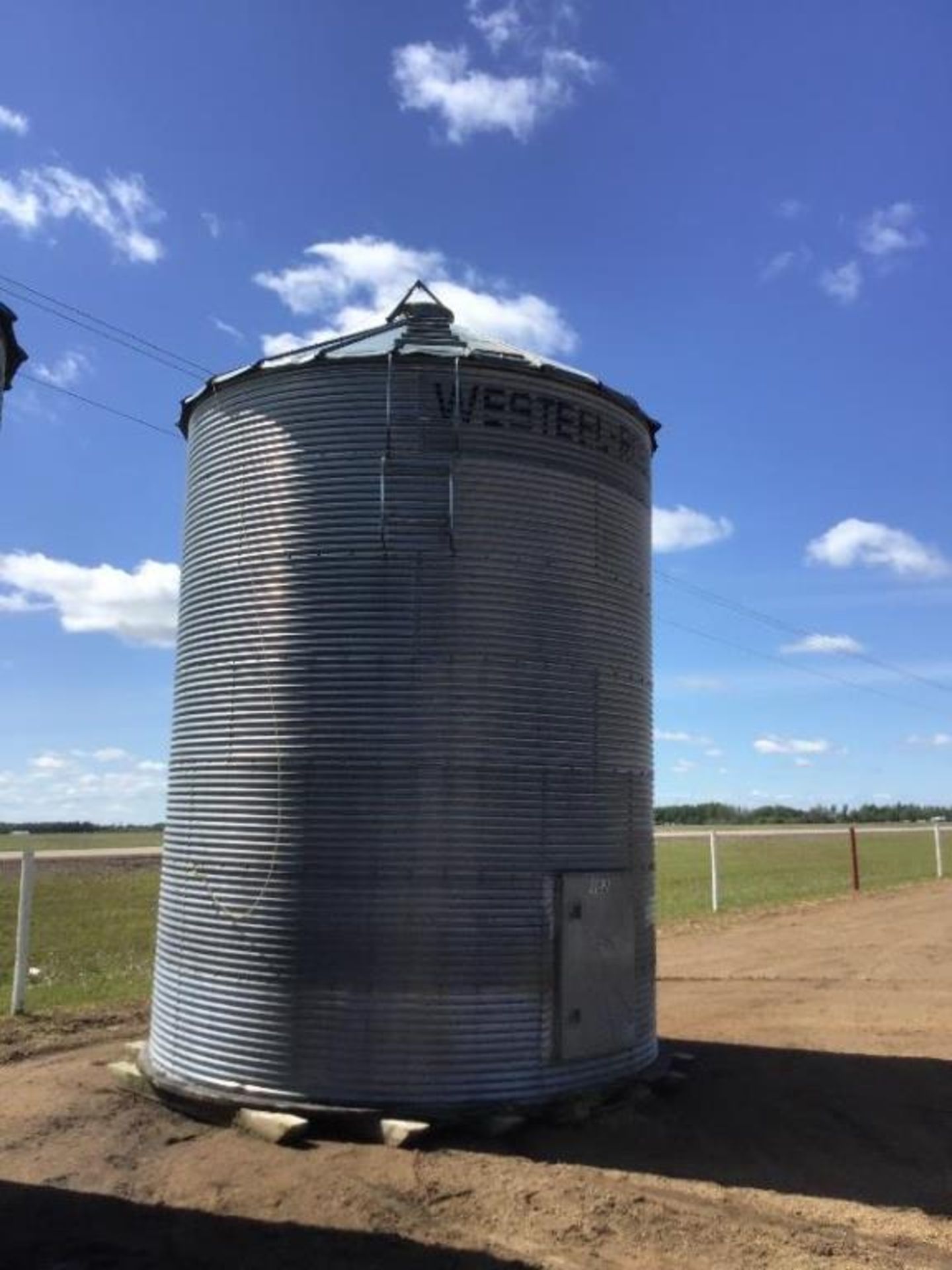 2400bu 14'x 7-Ring Westeel Rosco Grain Bin - Image 2 of 4