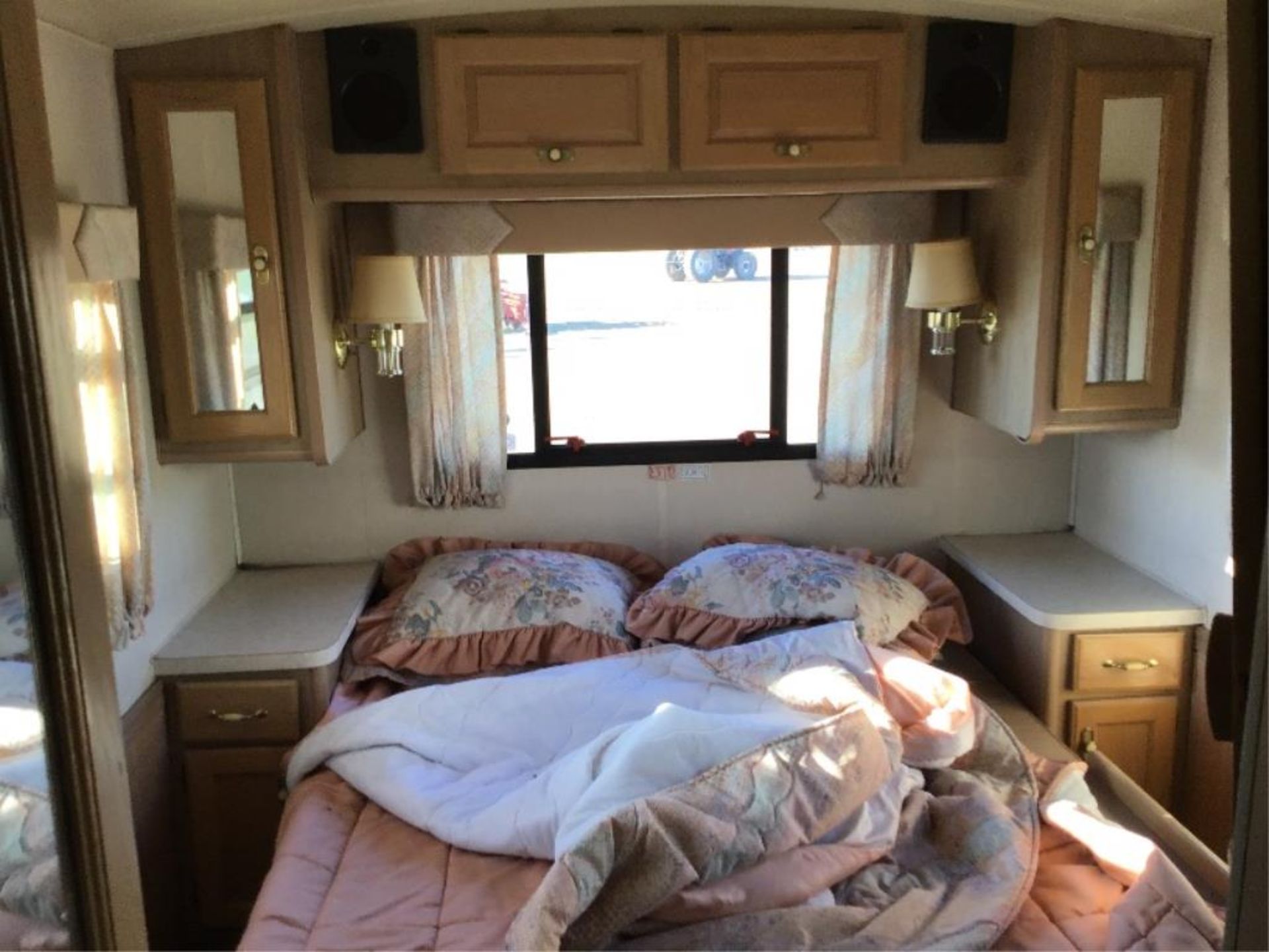 1990 Southwind Chevy 36ft Motorhome - Image 8 of 16