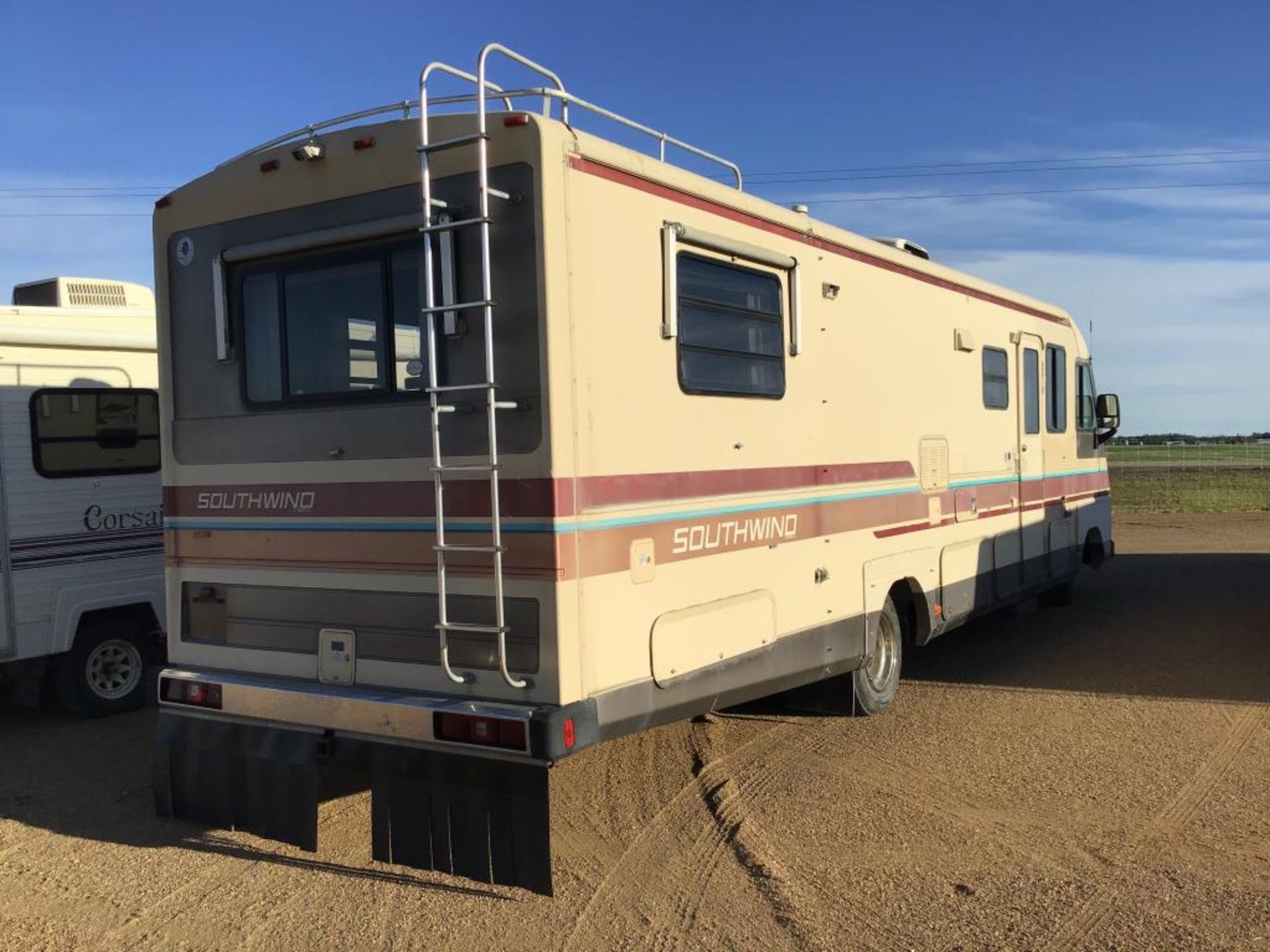 1990 Southwind Chevy 36ft Motorhome - Image 3 of 16