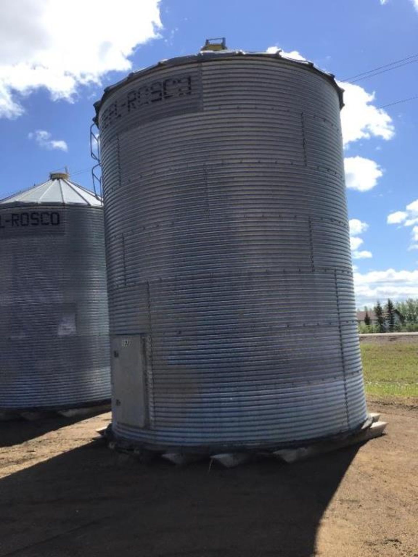 2400bu 14'x 7-Ring Westeel Rosco Grain Bin