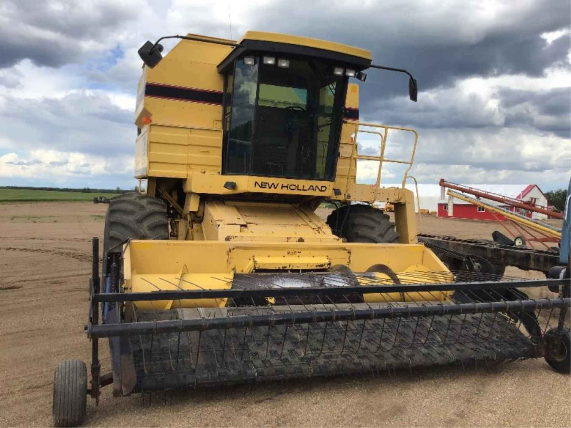 1994 New Holland TR97 Combine 30.5L-32fr, 14.9-24rr, 2147 Threshing hrs, 3005 Eng hrs, A/C Cab, 13Ft - Image 2 of 22