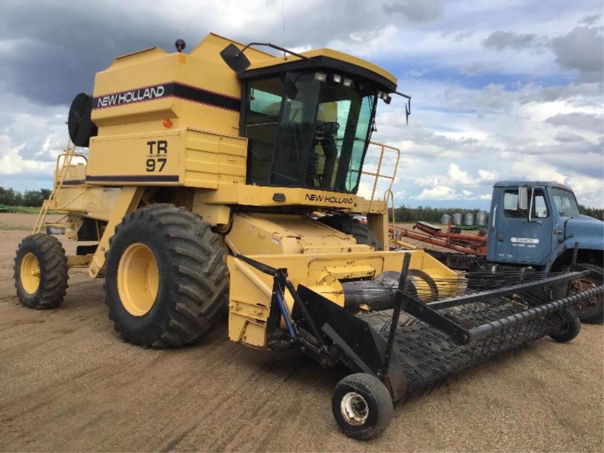 1994 New Holland TR97 Combine 30.5L-32fr, 14.9-24rr, 2147 Threshing hrs, 3005 Eng hrs, A/C Cab, 13Ft - Image 3 of 22