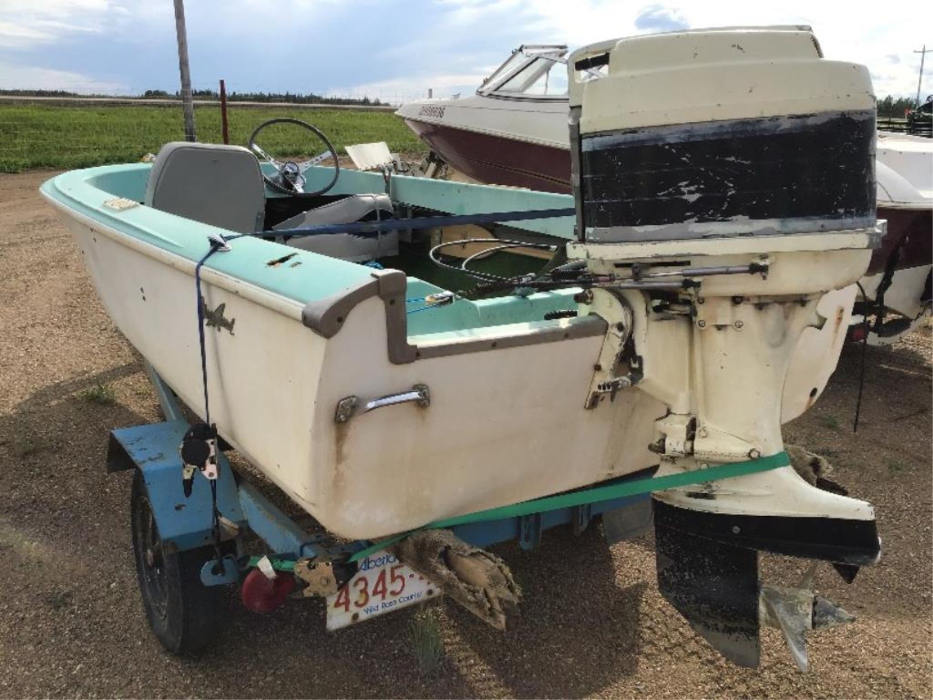 13.5ft Fibreglass Boat c/w 65hp 350 Merc Kicker & Trailer. Kicker is in good running order. No VIN - Image 4 of 7