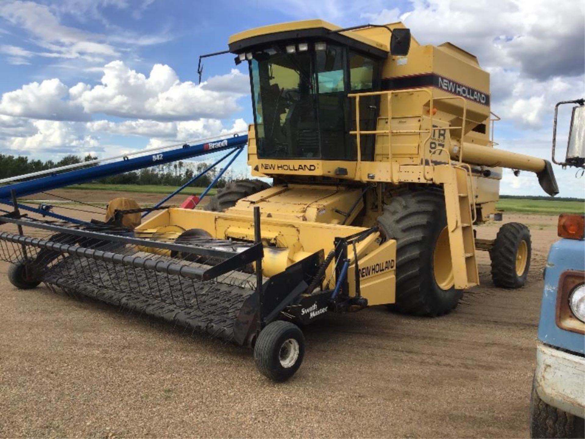 1994 New Holland TR97 Combine 30.5L-32fr, 14.9-24rr, 2147 Threshing hrs, 3005 Eng hrs, A/C Cab, 13Ft