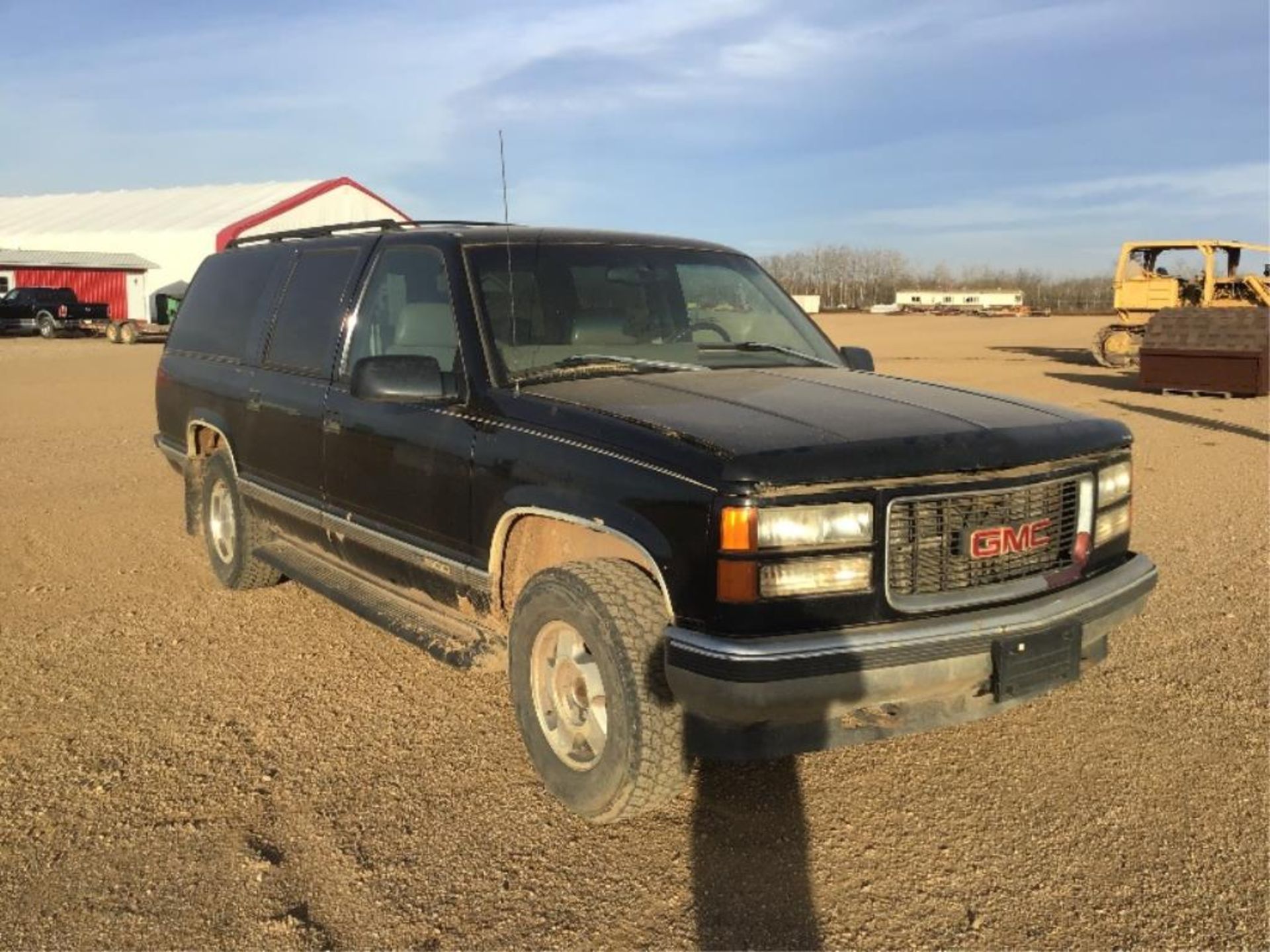 1998 Chevrolet 1500 Suburban VIN 1GKFK16R7WJ714800 8-pass, Leather Int, 5.7L Eng, A/T, 435139km - Image 2 of 11