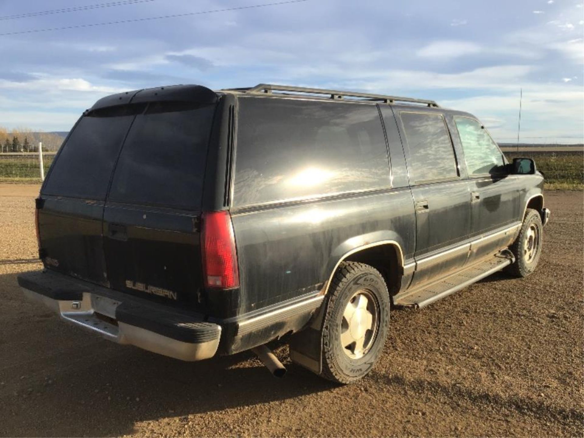 1998 Chevrolet 1500 Suburban VIN 1GKFK16R7WJ714800 8-pass, Leather Int, 5.7L Eng, A/T, 435139km - Image 3 of 11