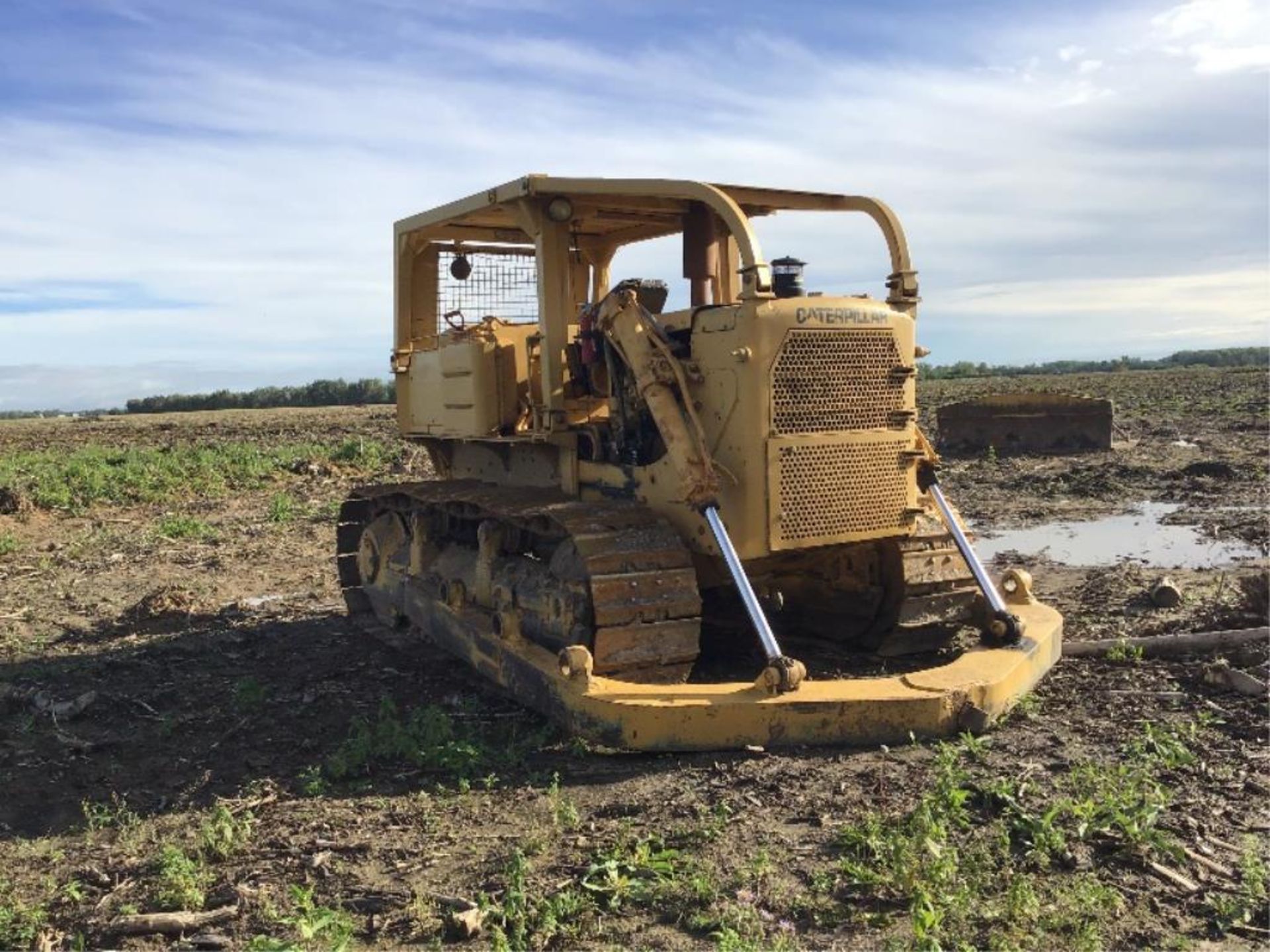 Caterpillar D7E Crawler Tractor s/n C51682 Rebuilt Power Shift Trans, Torque, Torque Pump, & Final - Image 2 of 17