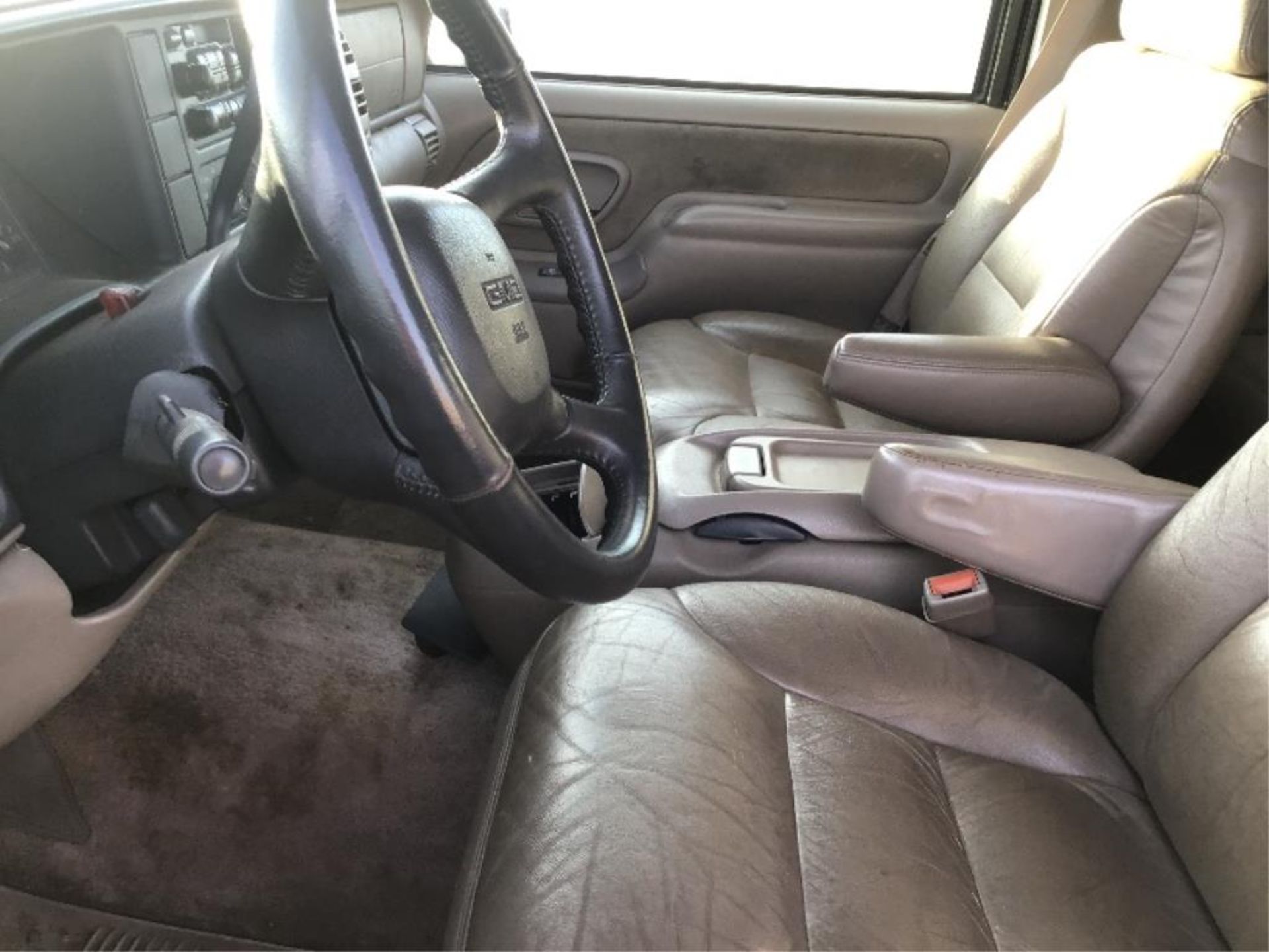 1998 Chevrolet 1500 Suburban VIN 1GKFK16R7WJ714800 8-pass, Leather Int, 5.7L Eng, A/T, 435139km - Image 6 of 11