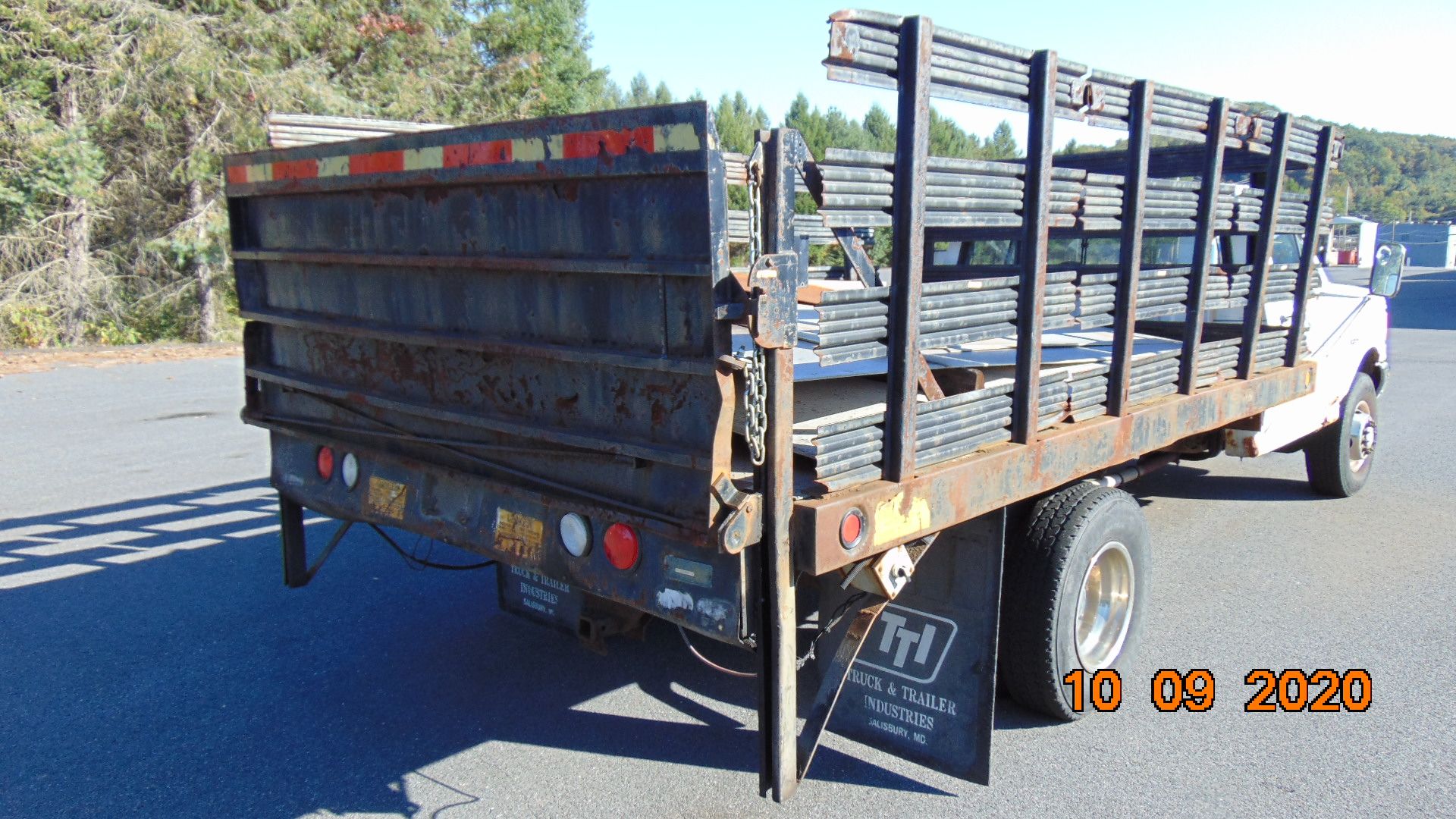 1990 FordF-350 Super Duty 12' Flatbed / Stake Body Truck - Image 5 of 9