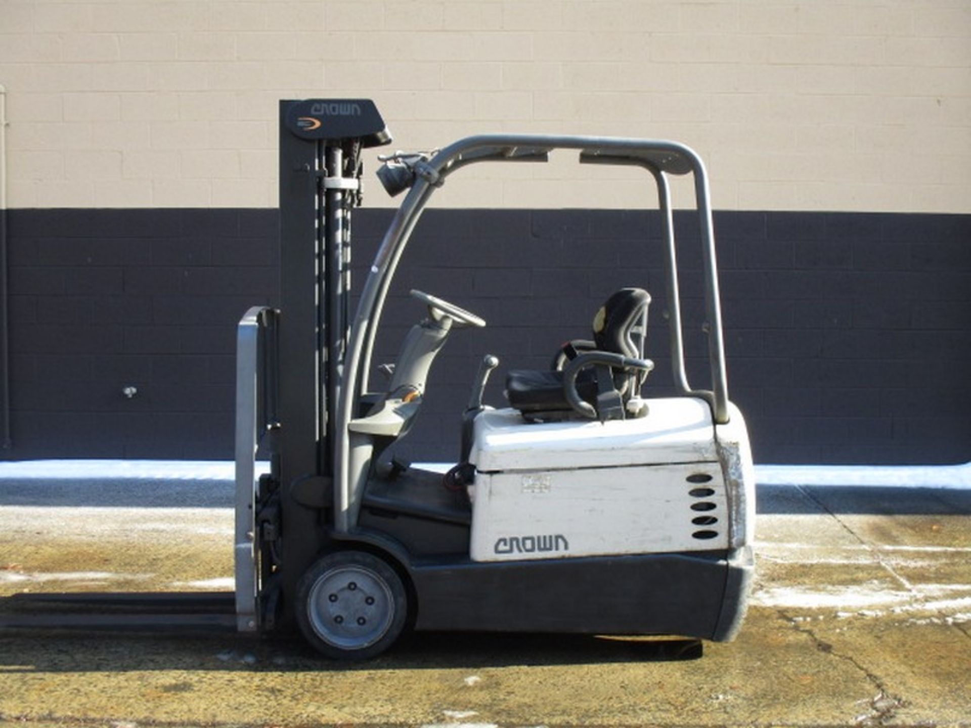 Crown SC4040-40 3-Wheel Electric Cushion Fork Truck,