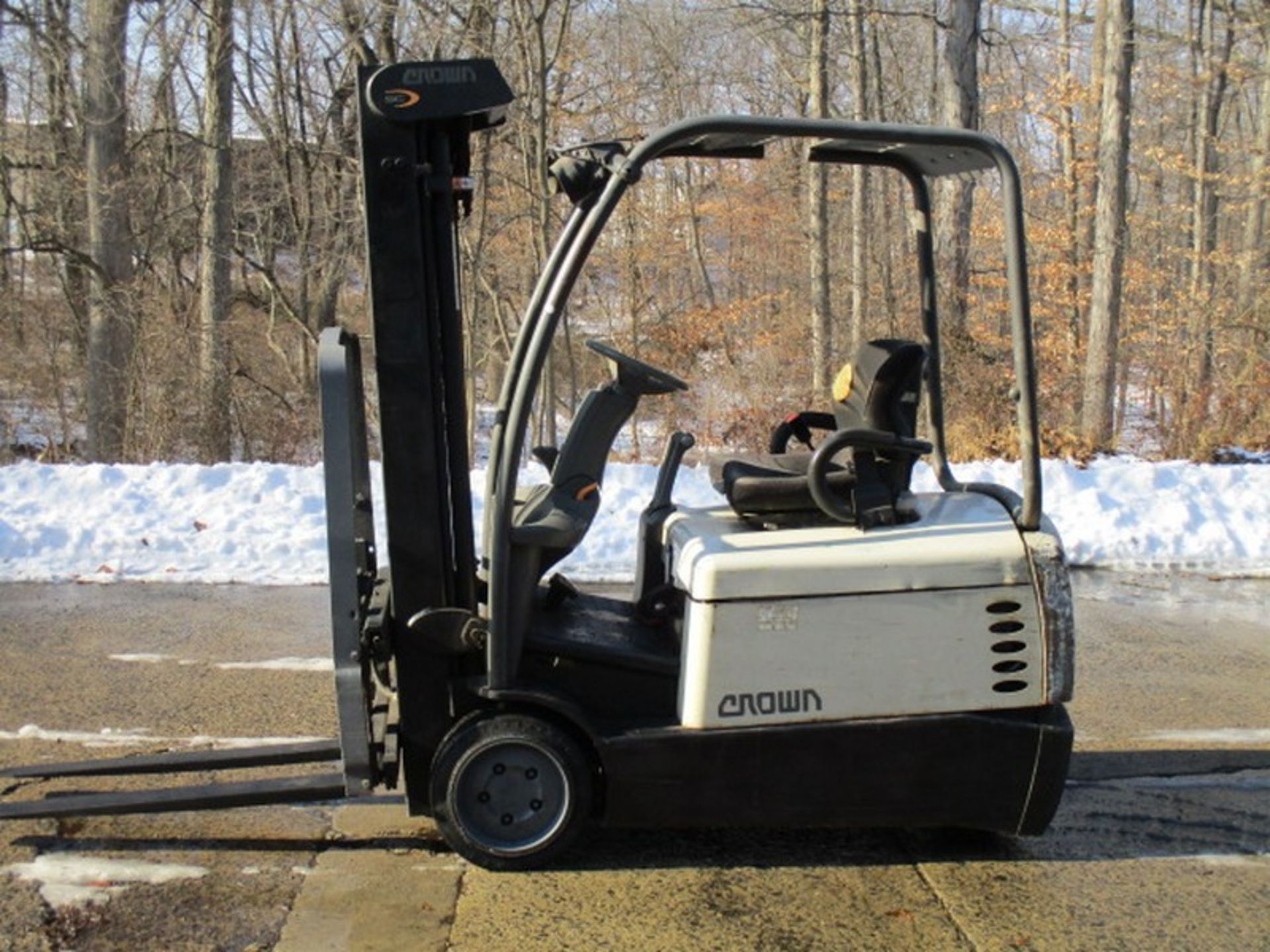 Crown SC4040-40 3-Wheel Electric Cushion Fork Truck, - Image 2 of 12