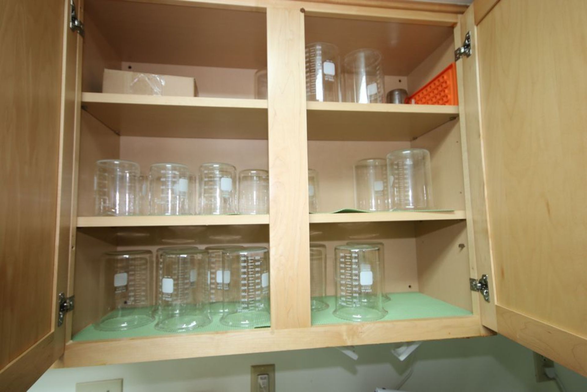 Contents of Lab Cuppards & Drawers, Includes Lab Plastic Ware, Plastic Lab Funnels, Lab - Image 5 of 6