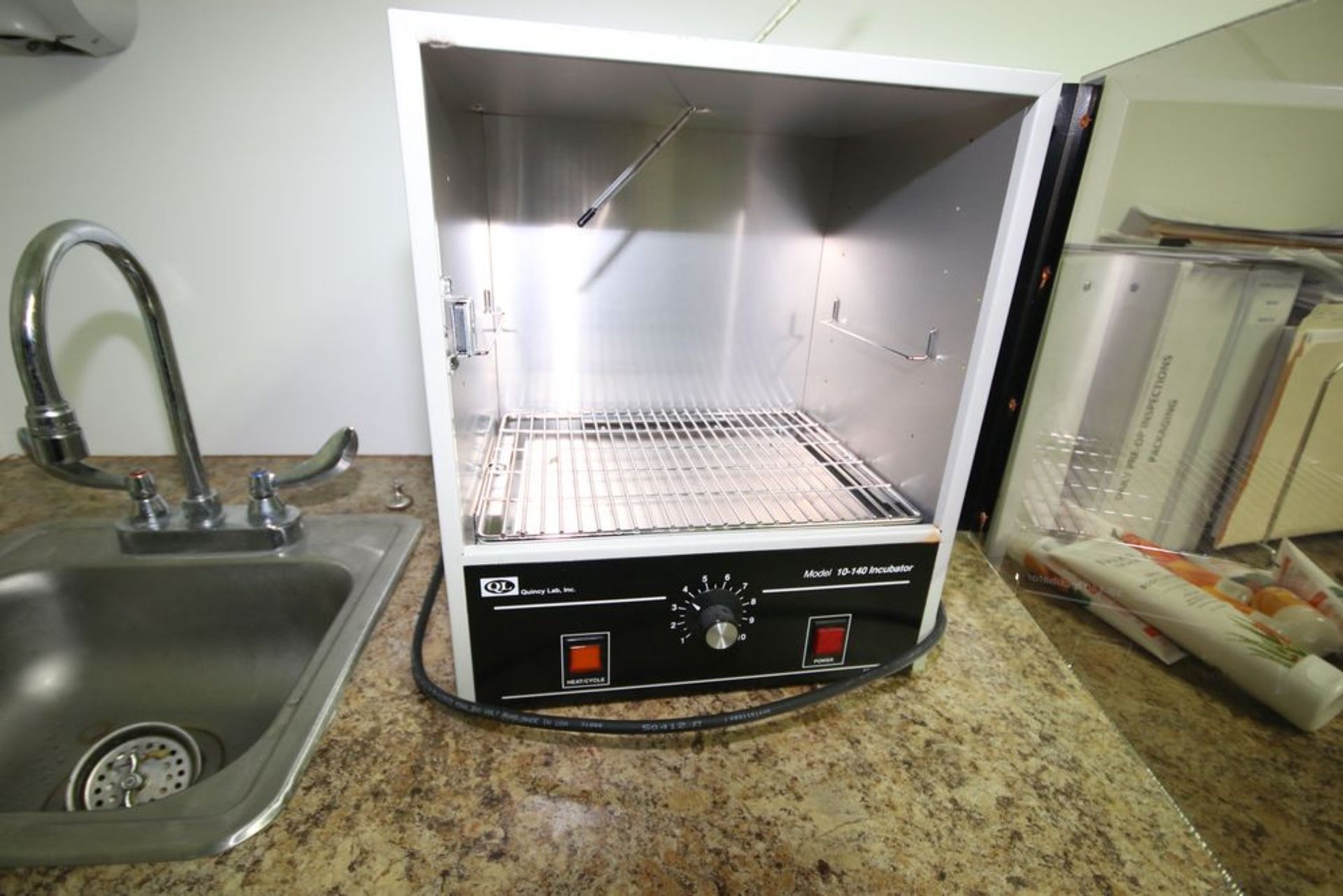 Quincy Lab Incubator, M/N 10-140, 140 Series, with Internal Wire Shelf & Site Glass Hinge Door ( - Image 3 of 3