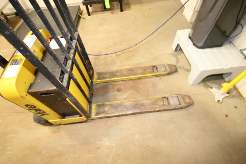 Yale 4 000 Lb Electric Pallet Jack M N MPB040 EN24T2748 S N 