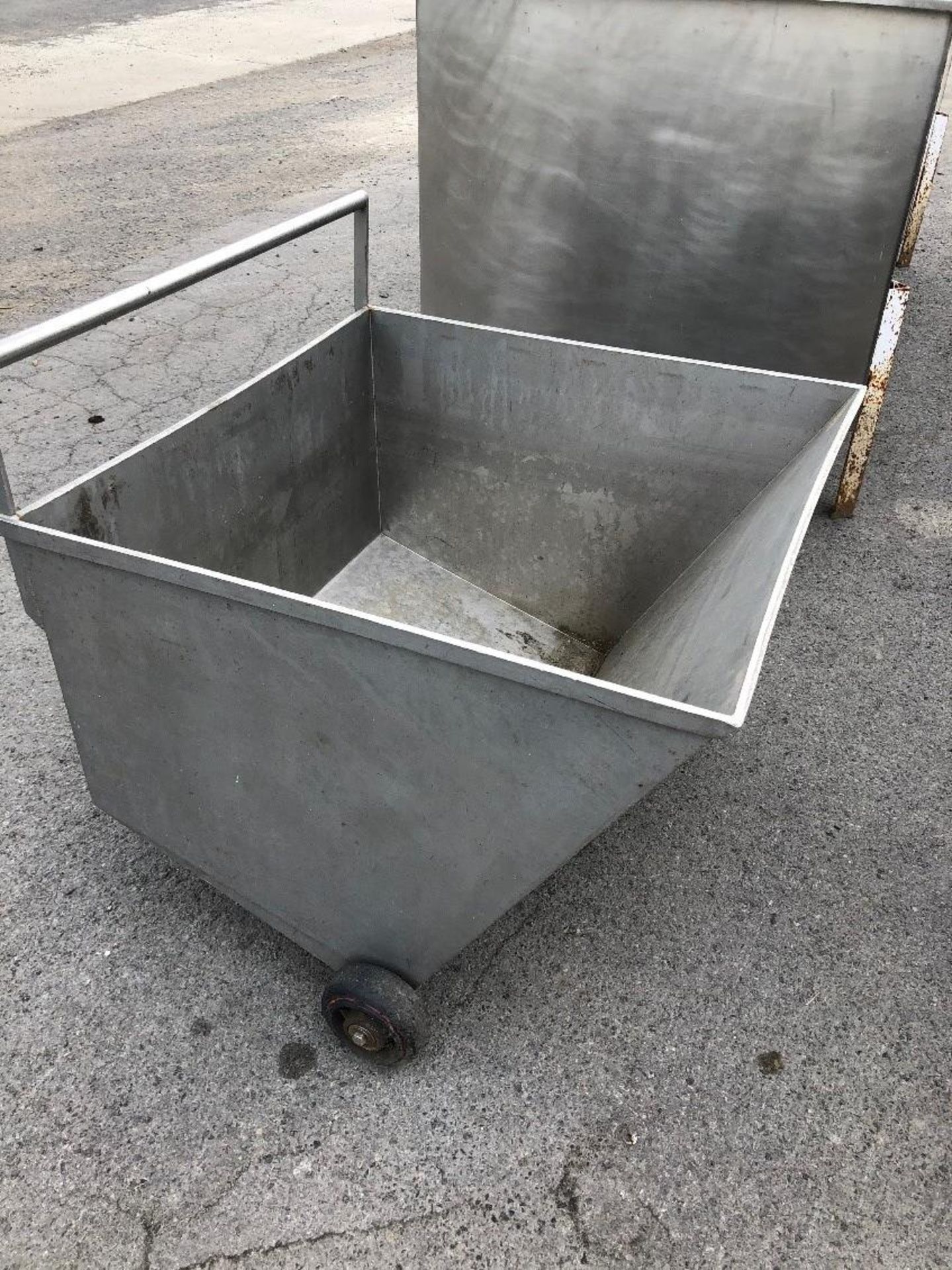 24" / 20" - 18" Deep S/S Rollaround Stainless Cart (Located Port Byron, NY)