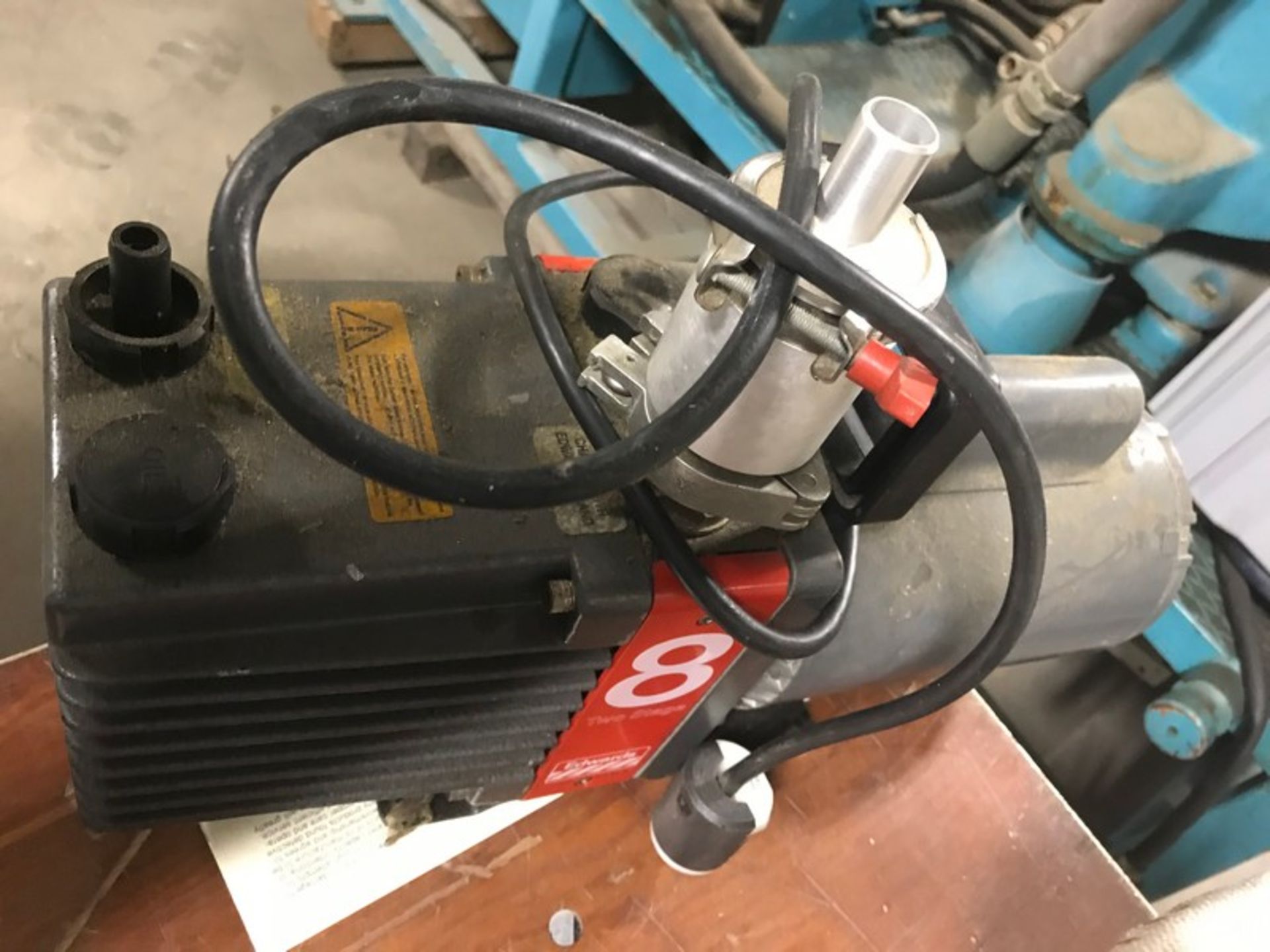 Used Edwards high vacuum pump model E2M8. SN73395  1/2 hp 1 phase 50/60 hz 115/230 v  1725/1425 - Image 2 of 2