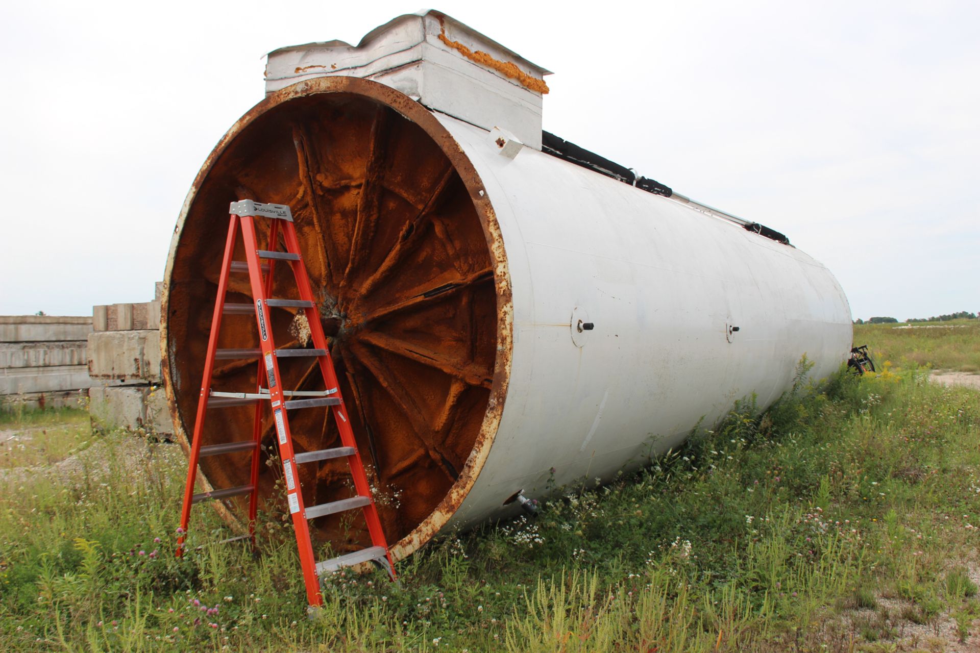 MUELLER 15,000 GALLON JACKETED SILO, S/N D-8745-3, HORRIZONTAL AGITATION (LOCATED IN MIO, MICHIGAN) - Image 6 of 23