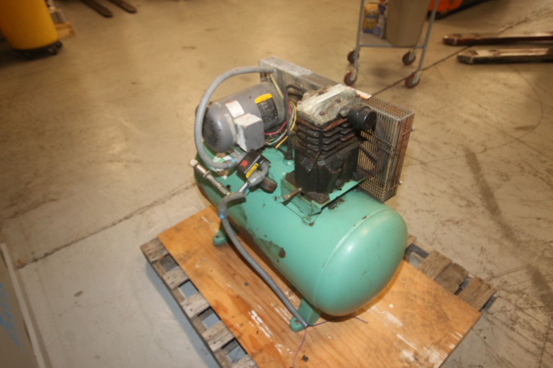 Speedair 3 hp Small Reciprocating Air Compressor, M/Nl 4B237C, SN L10/3/02 - 00053, 135 max psi, - Image 4 of 4