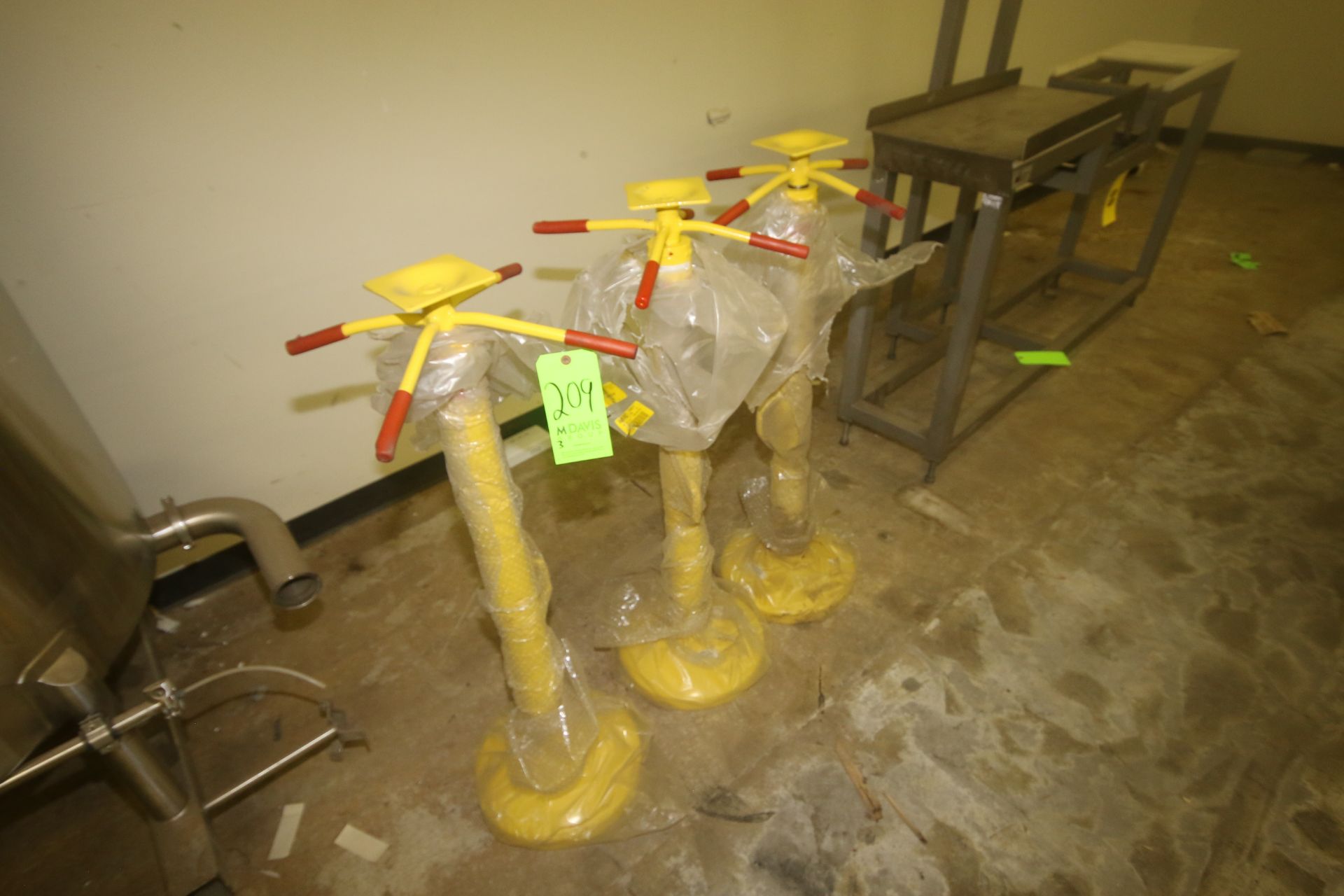 NEW Yellow Trailer Jacks (LOCATED IN WINNSBORO, TX) (Rigging, Handling & Site Management Fee: $50.