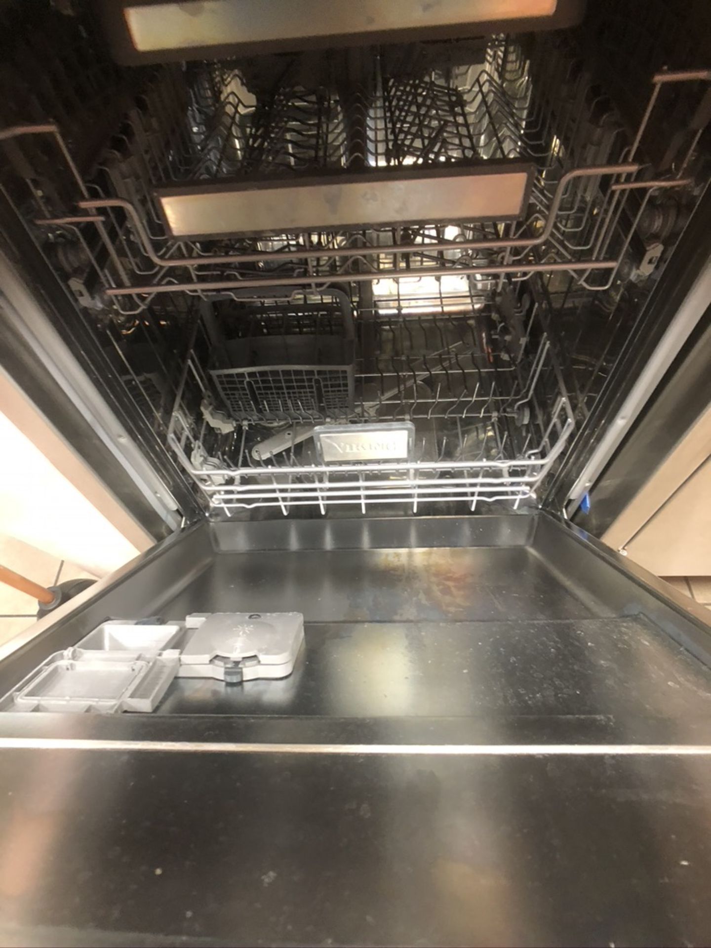 VIKING DISHWASHER MODEL FDW300WS, S/N 1480001201 - Image 3 of 7