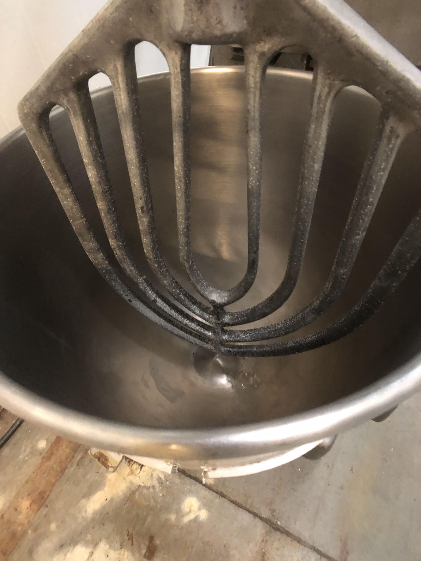 HOBART MIXER MODEL V1401 W/ BOWL 140 Qt. AND BEATER ATTACHMENT - Image 4 of 8