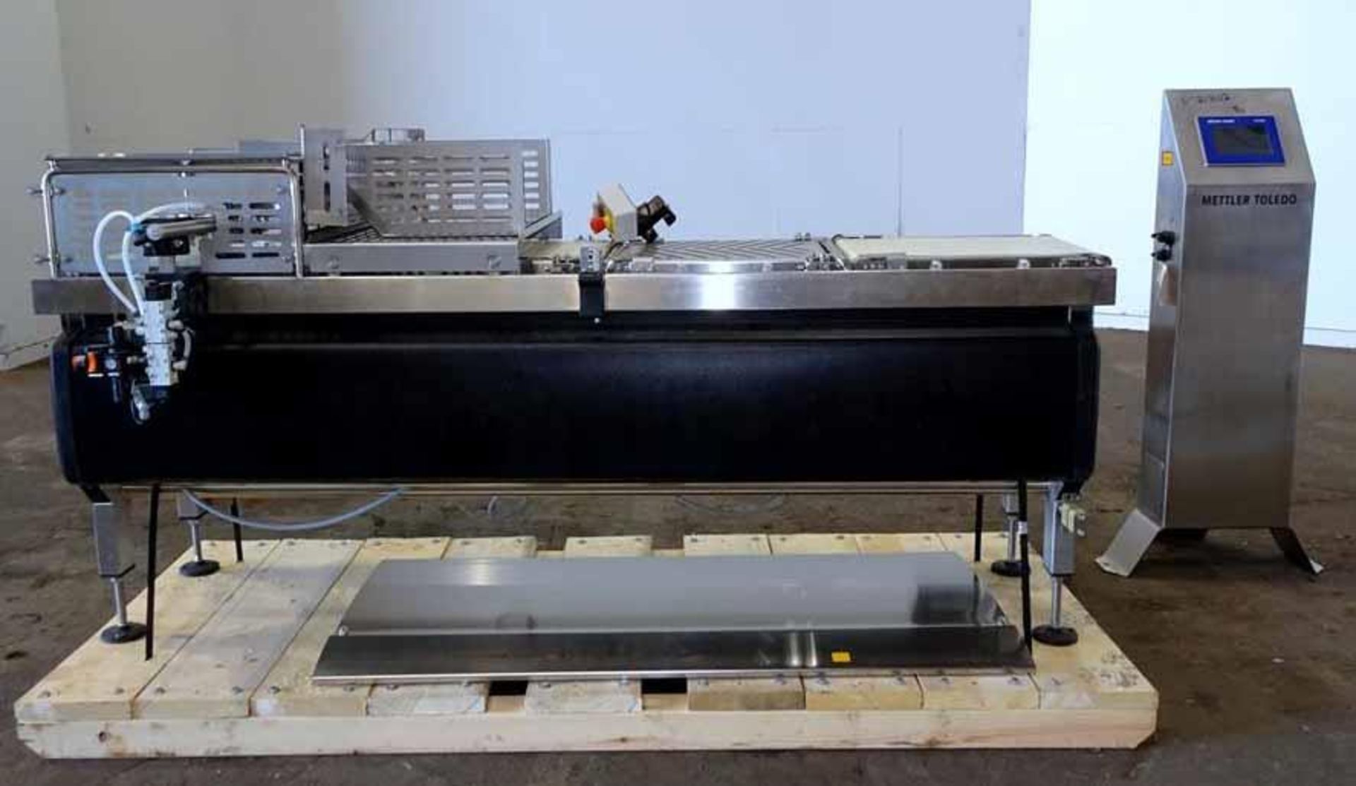 Mettler Toledo Checkweigher, Model BELTWEIGH XE. Checkweigher range is 0 to 7,000 grams (15.