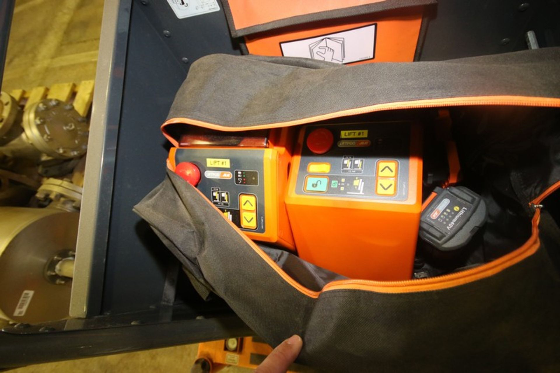 JLG LiftPod Single Man Lift, M/N FT70, S/N F01000682, Battery Operated with Battery Packs (LOCATED - Image 5 of 6