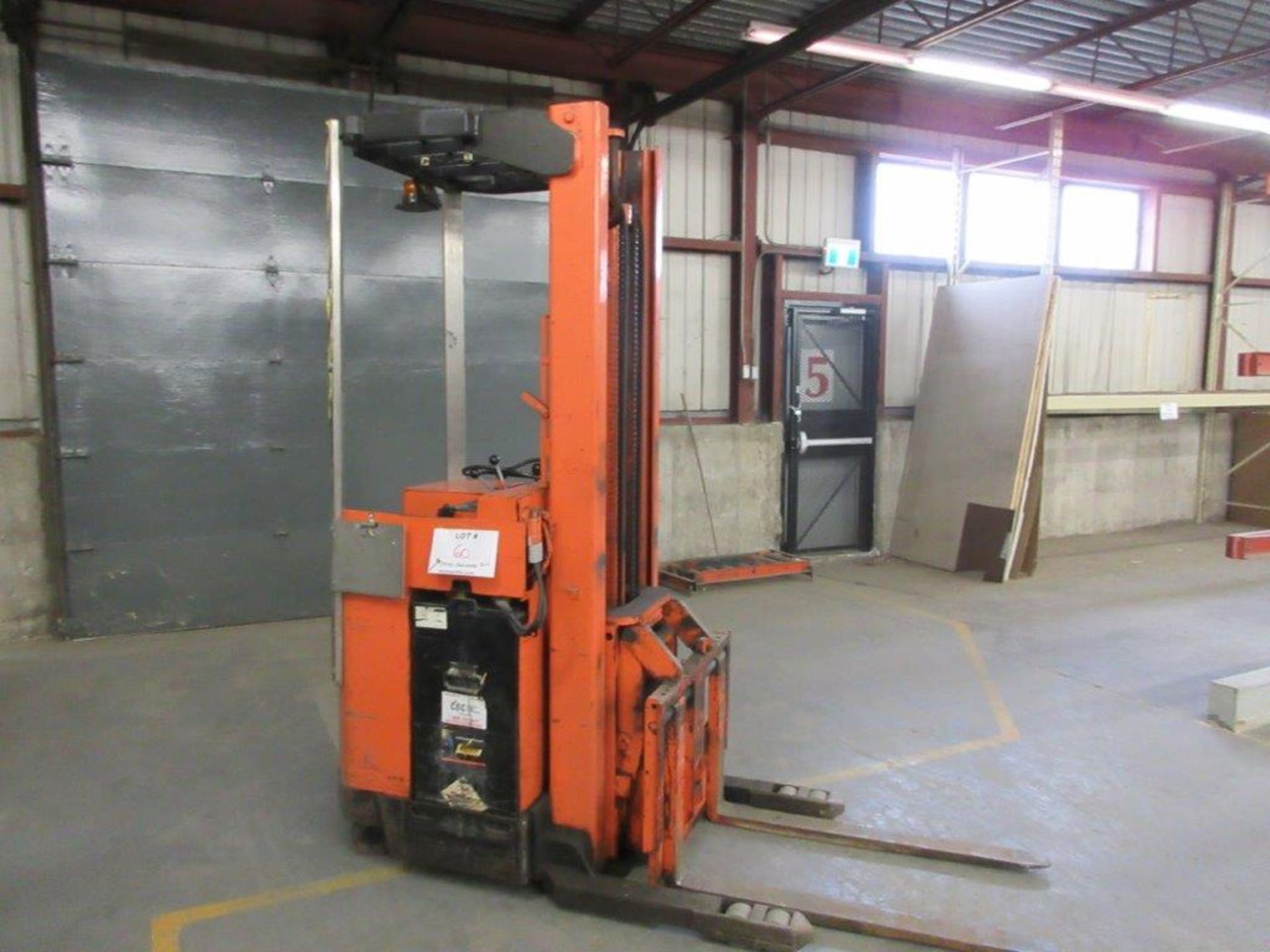 RAYMOND Electric forklift , 24 Volts, Cap 3,000.00 lbs, Mod: 812 w/t charger - Image 2 of 6