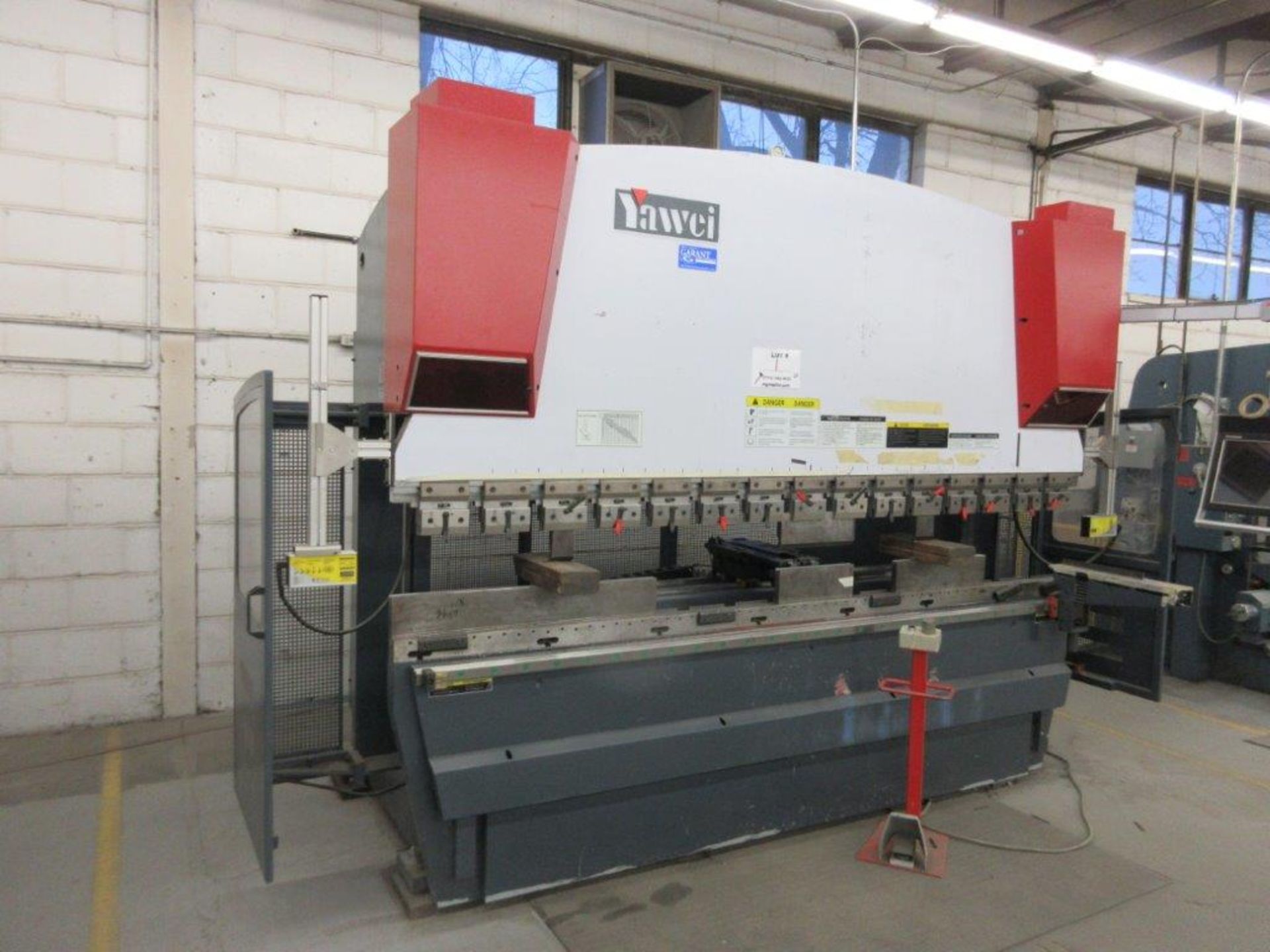 YAHWEI CNC Press brake (2014) 17 KVA 380V Cap:160 Ton ,metric 115 Ton, Model PBB16/3100 10ft, 5ft,