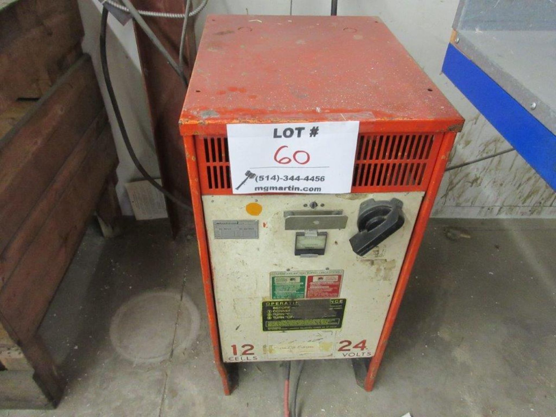 RAYMOND Electric forklift , 24 Volts, Cap 3,000.00 lbs, Mod: 812 w/t charger - Image 6 of 6