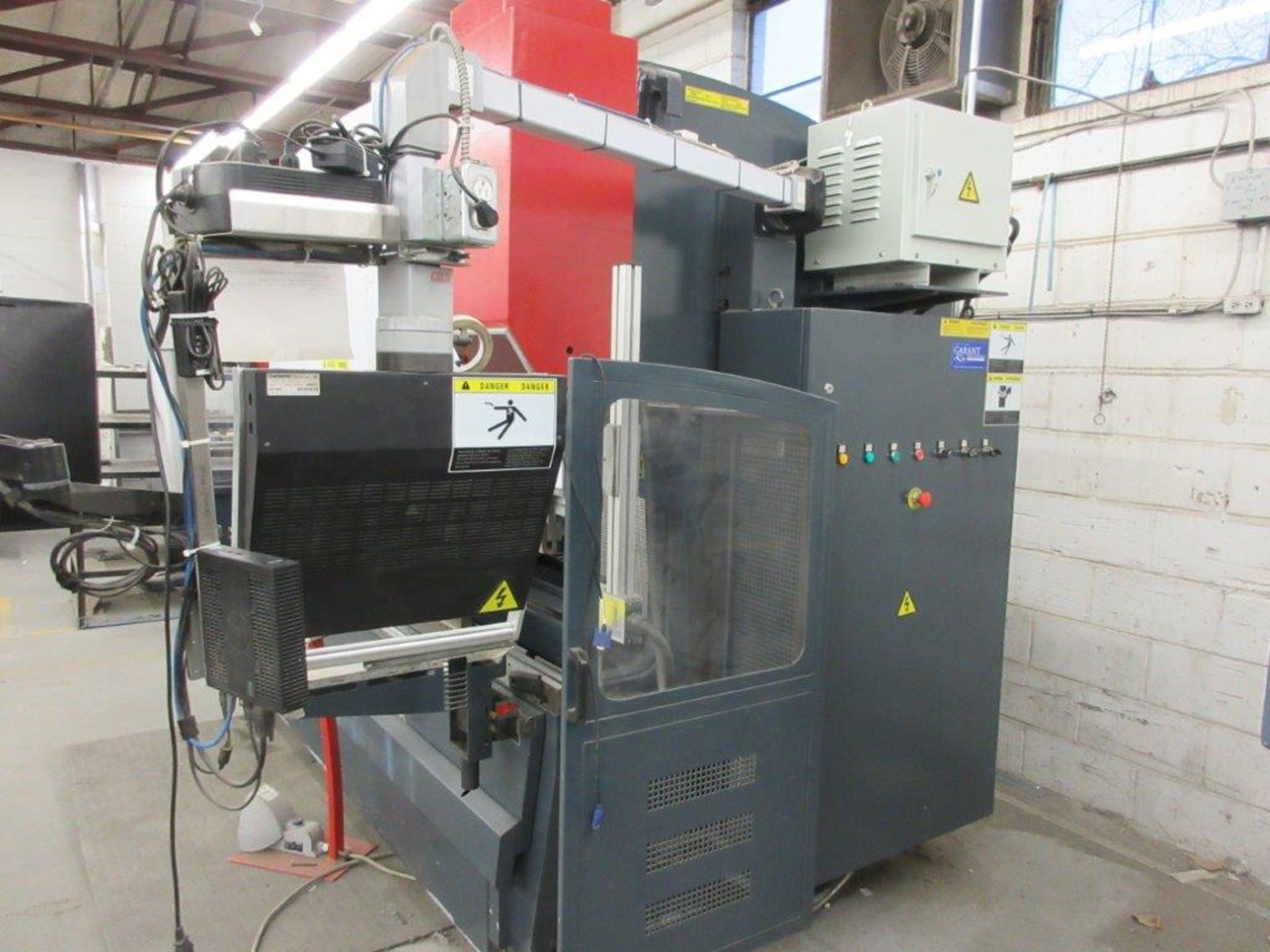 YAHWEI CNC Press brake (2014) 17 KVA 380V Cap:160 Ton ,metric 115 Ton, Model PBB16/3100 10ft, 5ft, - Image 7 of 7