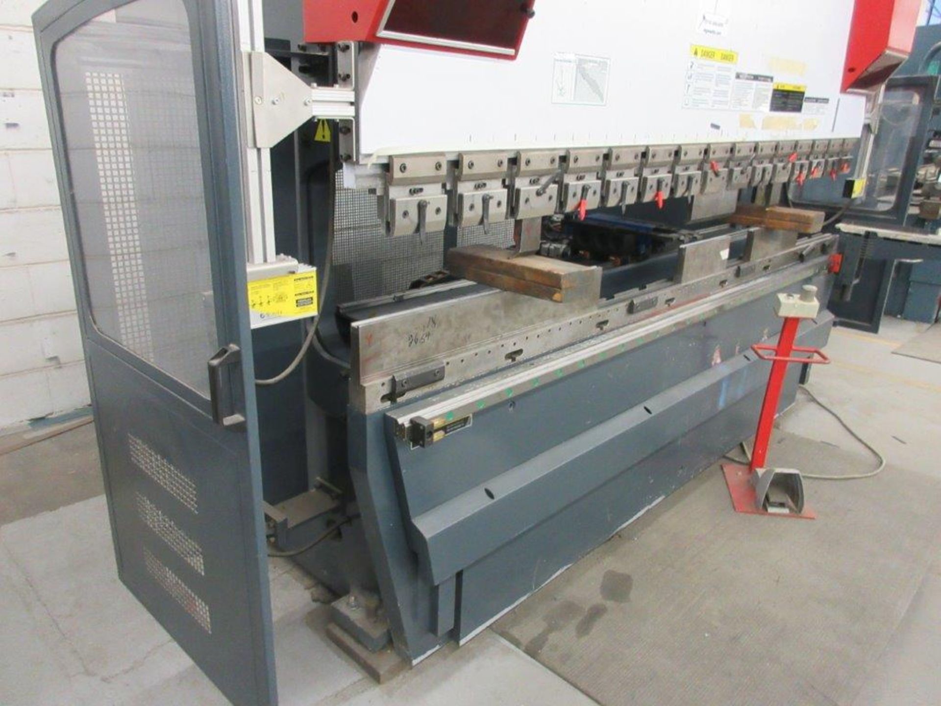 YAHWEI CNC Press brake (2014) 17 KVA 380V Cap:160 Ton ,metric 115 Ton, Model PBB16/3100 10ft, 5ft, - Image 4 of 7