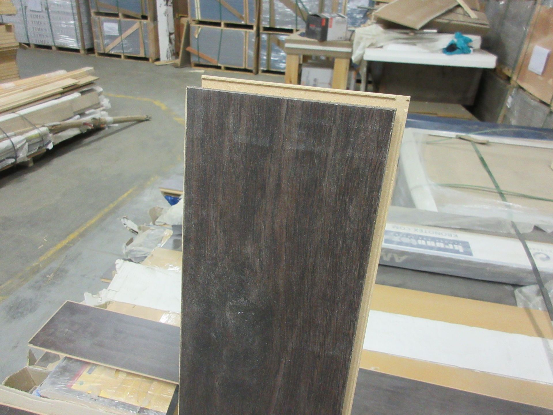 Laminate flooring (surabaya oak) 7 pieces/box, 11.75 sq. ft per box (40 boxes) - Image 2 of 5