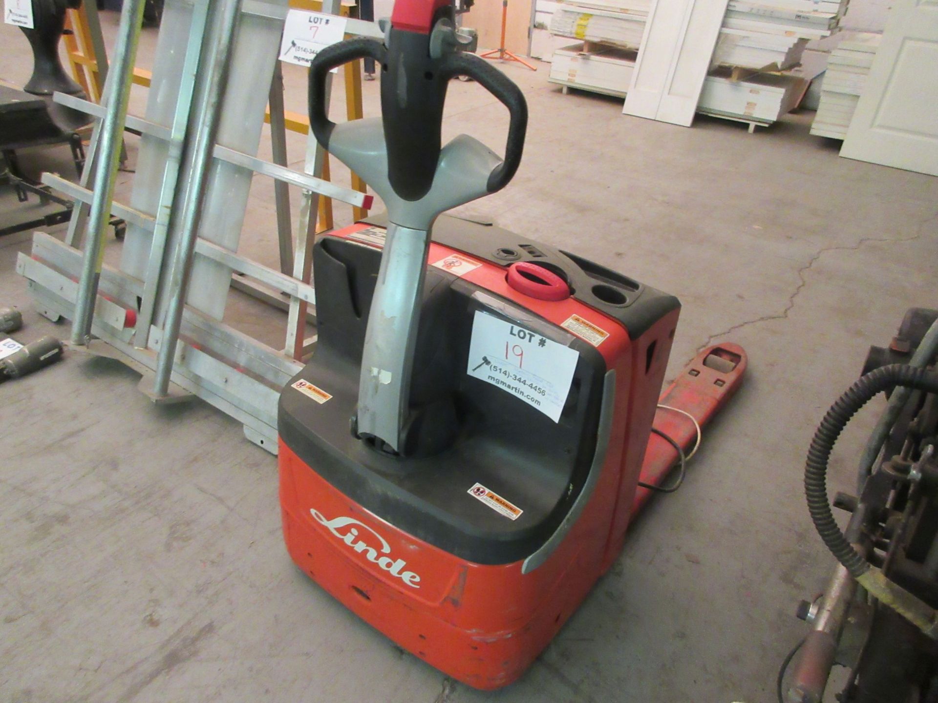 LINDE Electric pallet lift, Mod: EXU20, 24 volts, CAP. 4,400 lbs w/t charger - Image 3 of 5