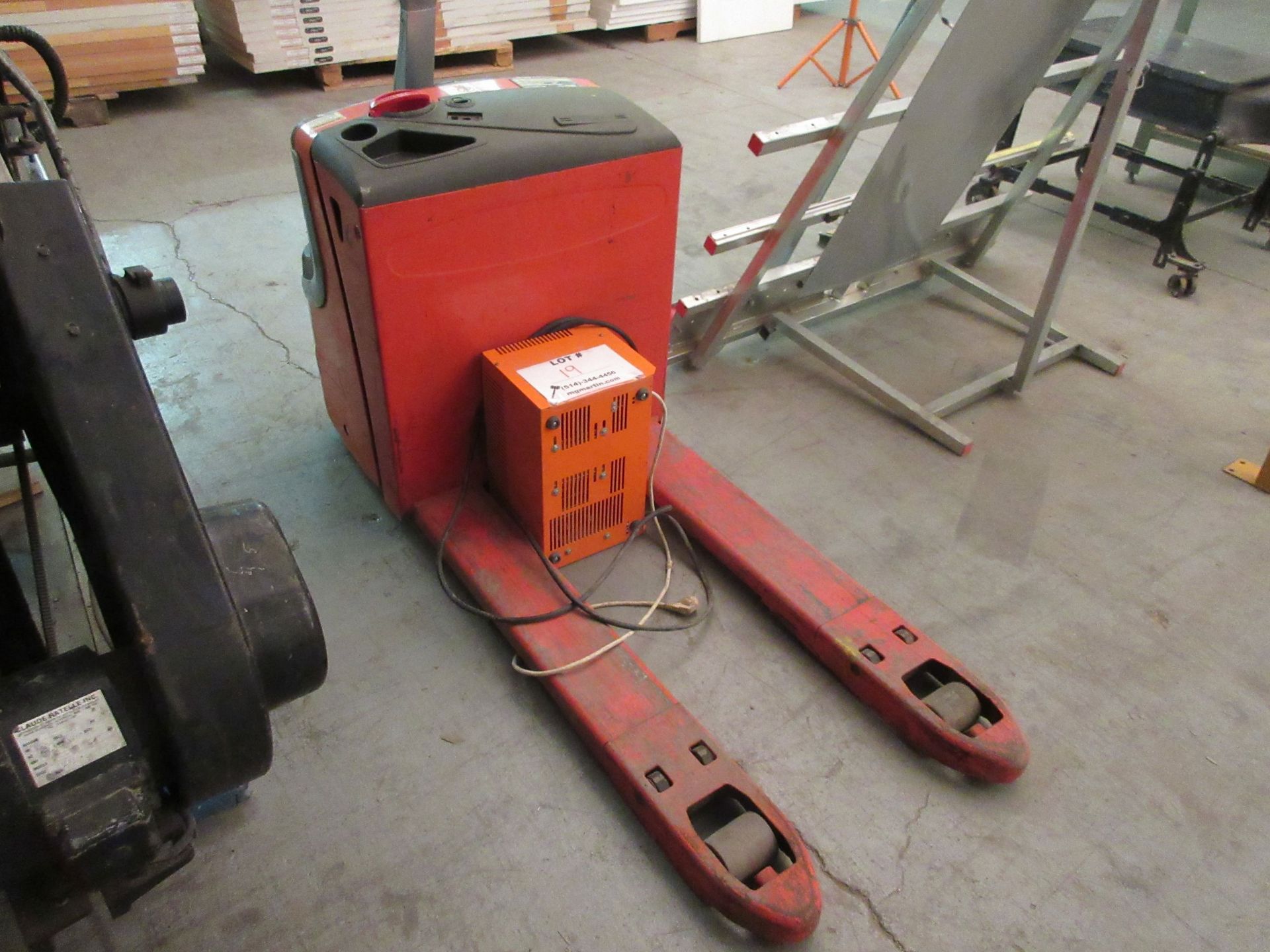 LINDE Electric pallet lift, Mod: EXU20, 24 volts, CAP. 4,400 lbs w/t charger - Image 4 of 5