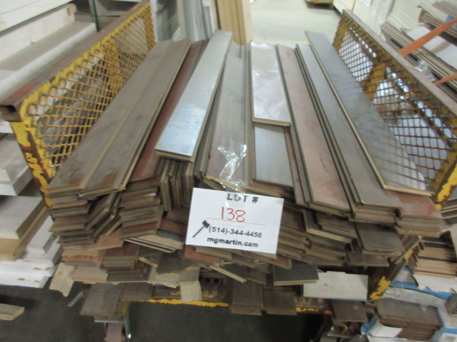 LOT Assorted laminate flooring (no cart) (qty aprox. 20 boxes)