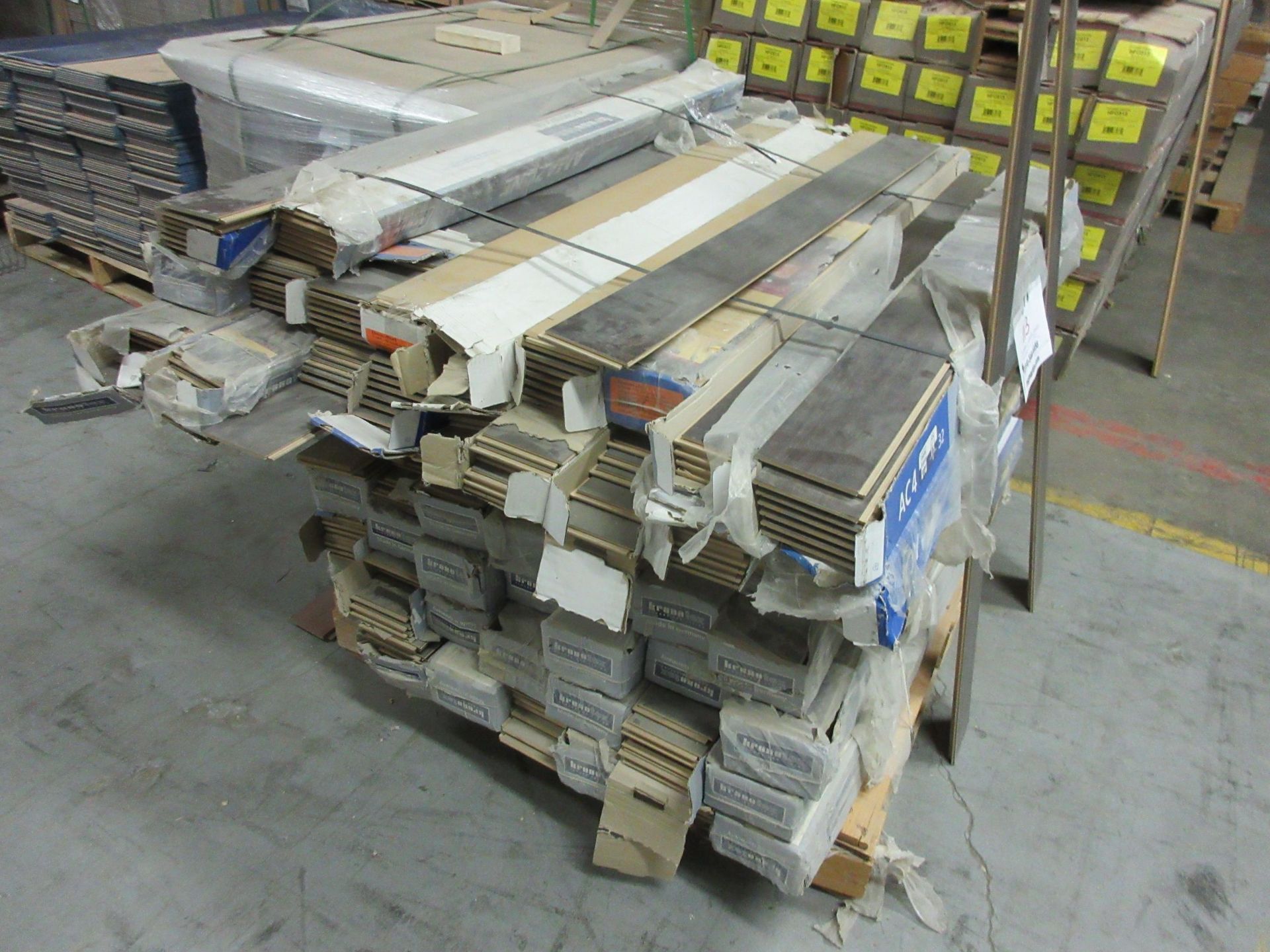 Laminate flooring (surabaya oak) 7 pieces/box, 11.75 sq. ft per box (40 boxes) - Image 3 of 5