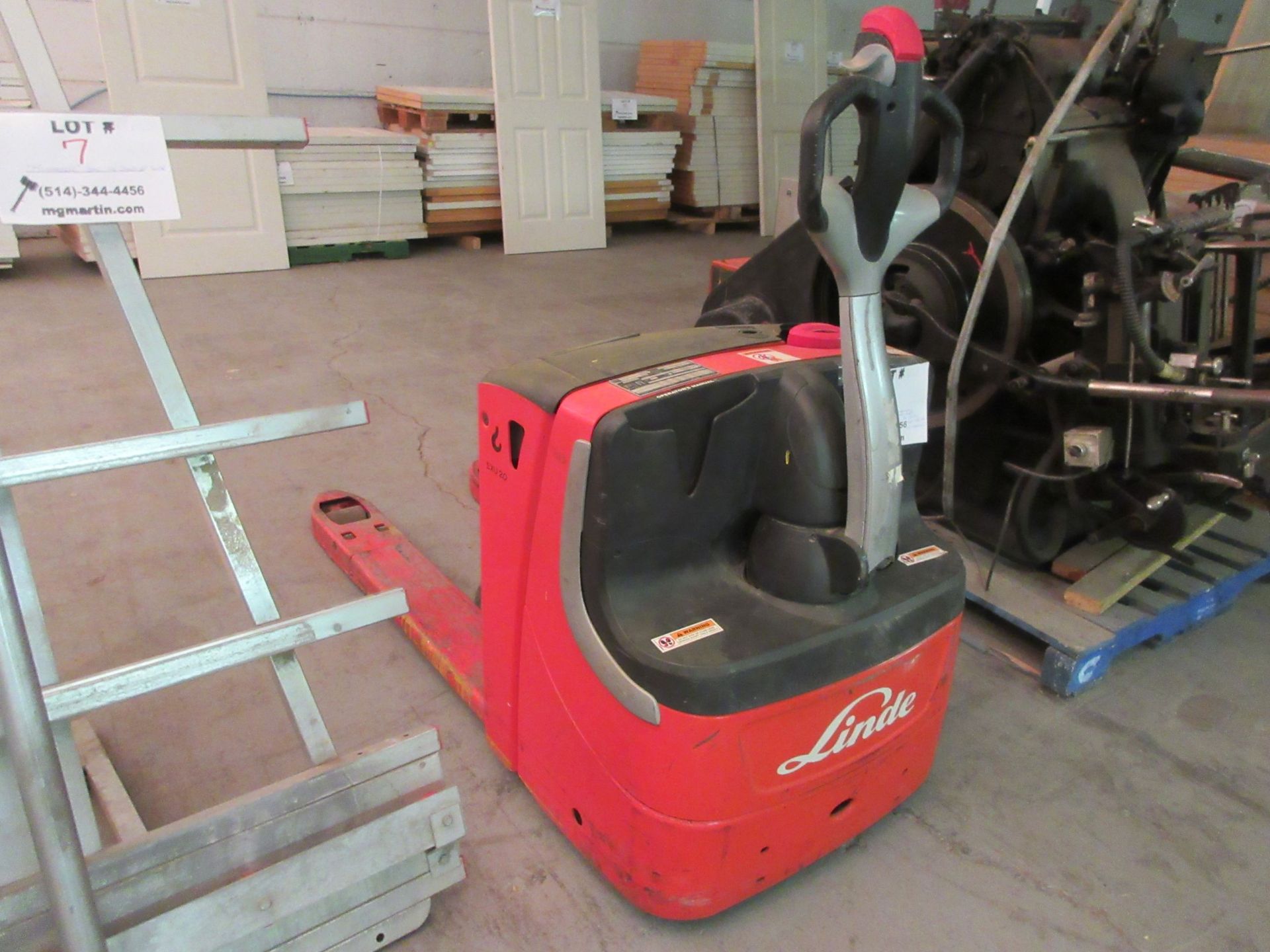 LINDE Electric pallet lift, Mod: EXU20, 24 volts, CAP. 4,400 lbs w/t charger