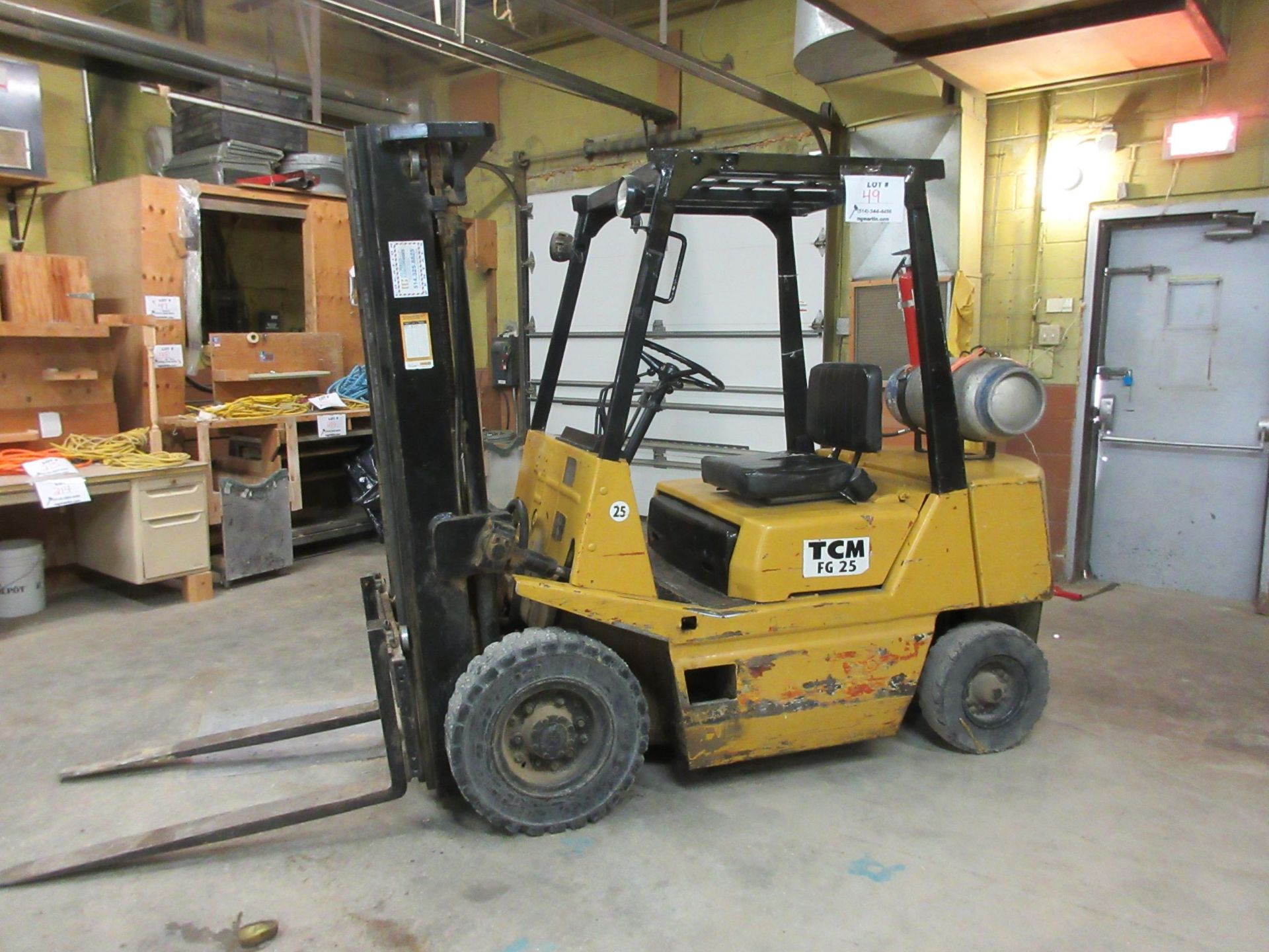 TCM propane forklift, Mod: FG25, 3 sections, CAP: 5,000 lbs