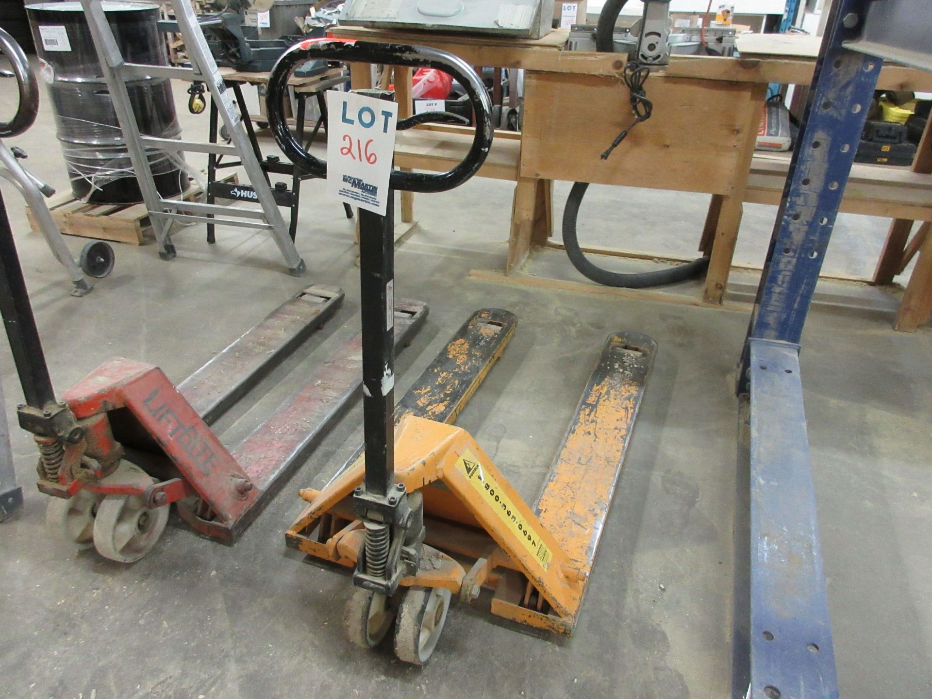 Pallet lift