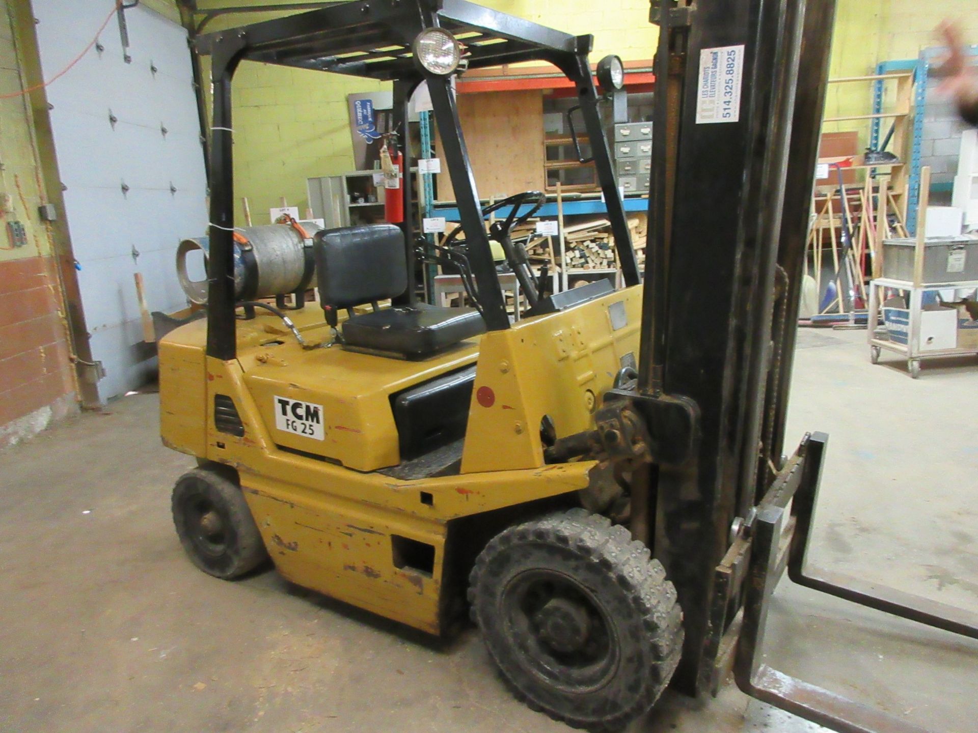 TCM propane forklift, Mod: FG25, 3 sections, CAP: 5,000 lbs - Image 5 of 6