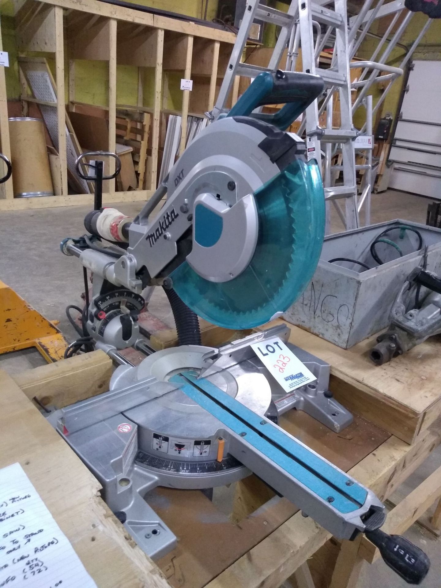 MAKITA miter saw, Mod: LS1216 c/w work table