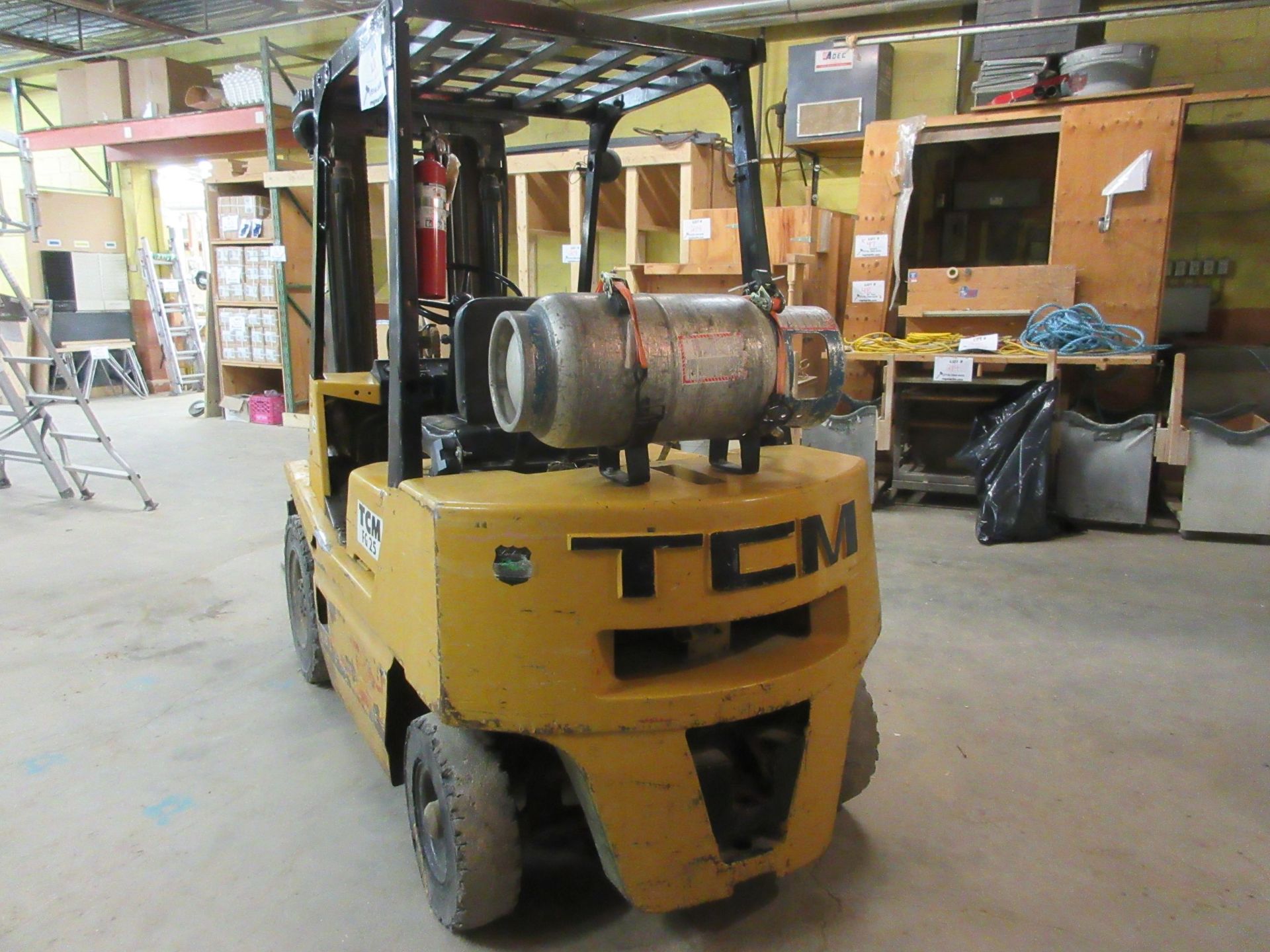 TCM propane forklift, Mod: FG25, 3 sections, CAP: 5,000 lbs - Image 4 of 6